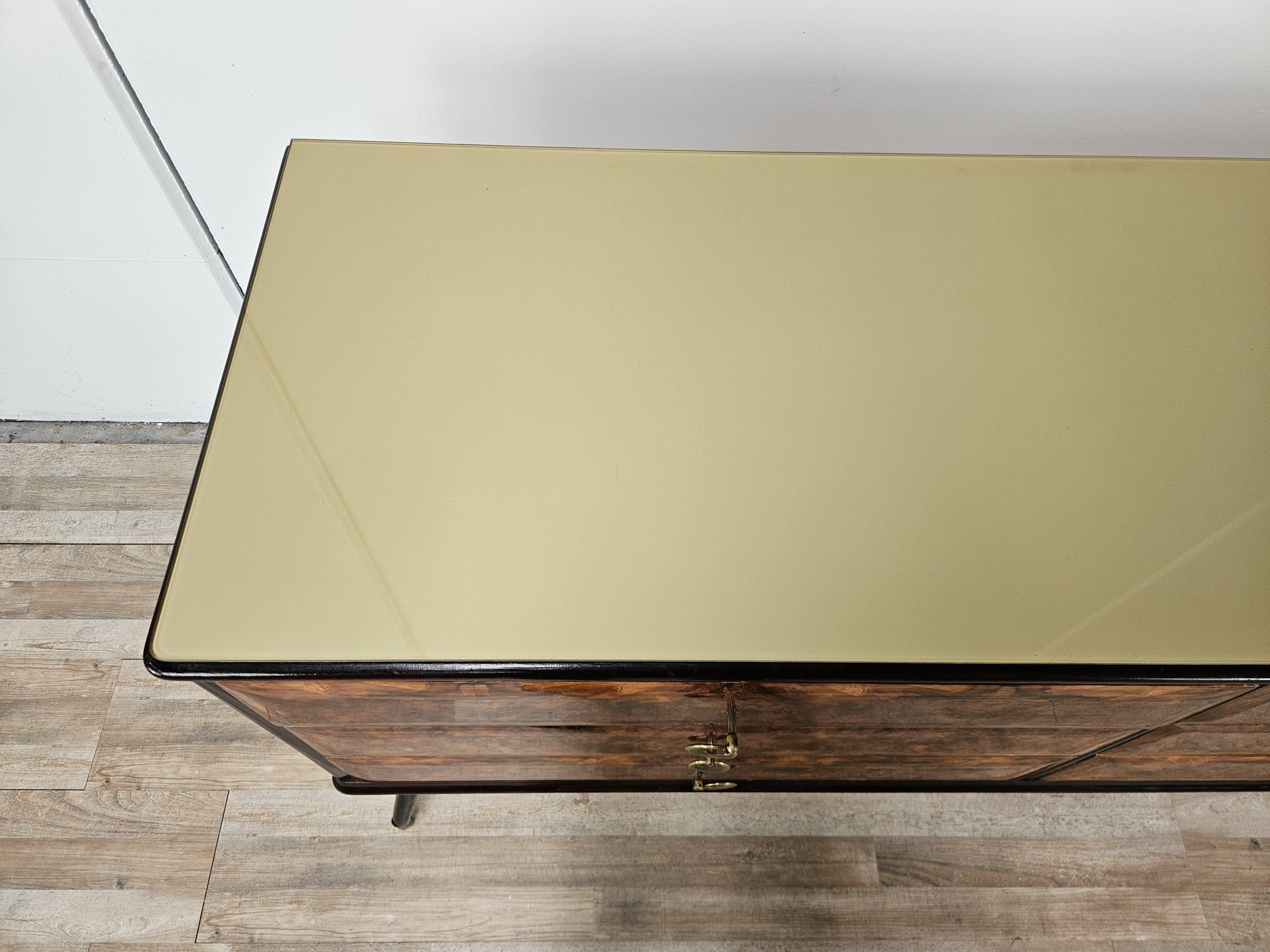 Cómoda italiana vintage de los años 50 en madera de caoba, cristal y latón Italian en venta