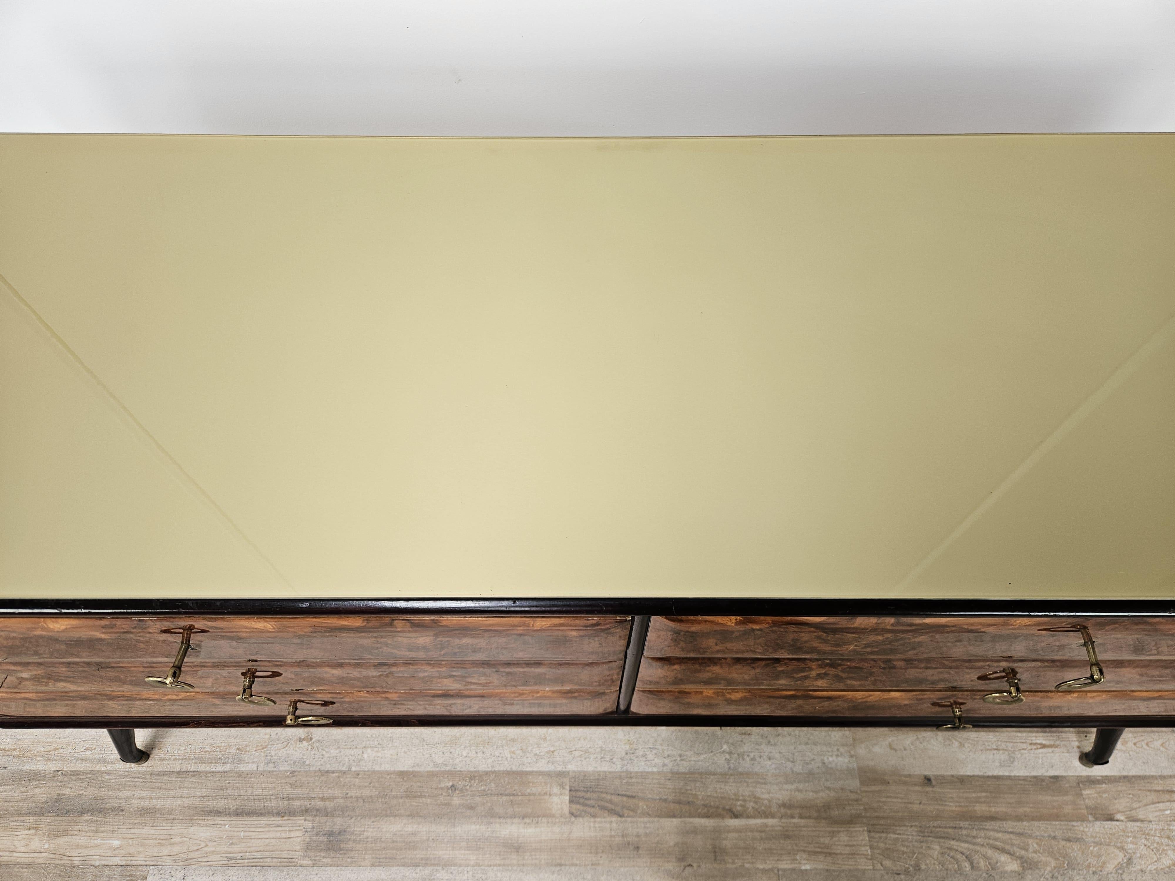 Cómoda italiana vintage de los años 50 en madera de caoba, cristal y latón en Bueno estado para la venta en Premariacco, IT