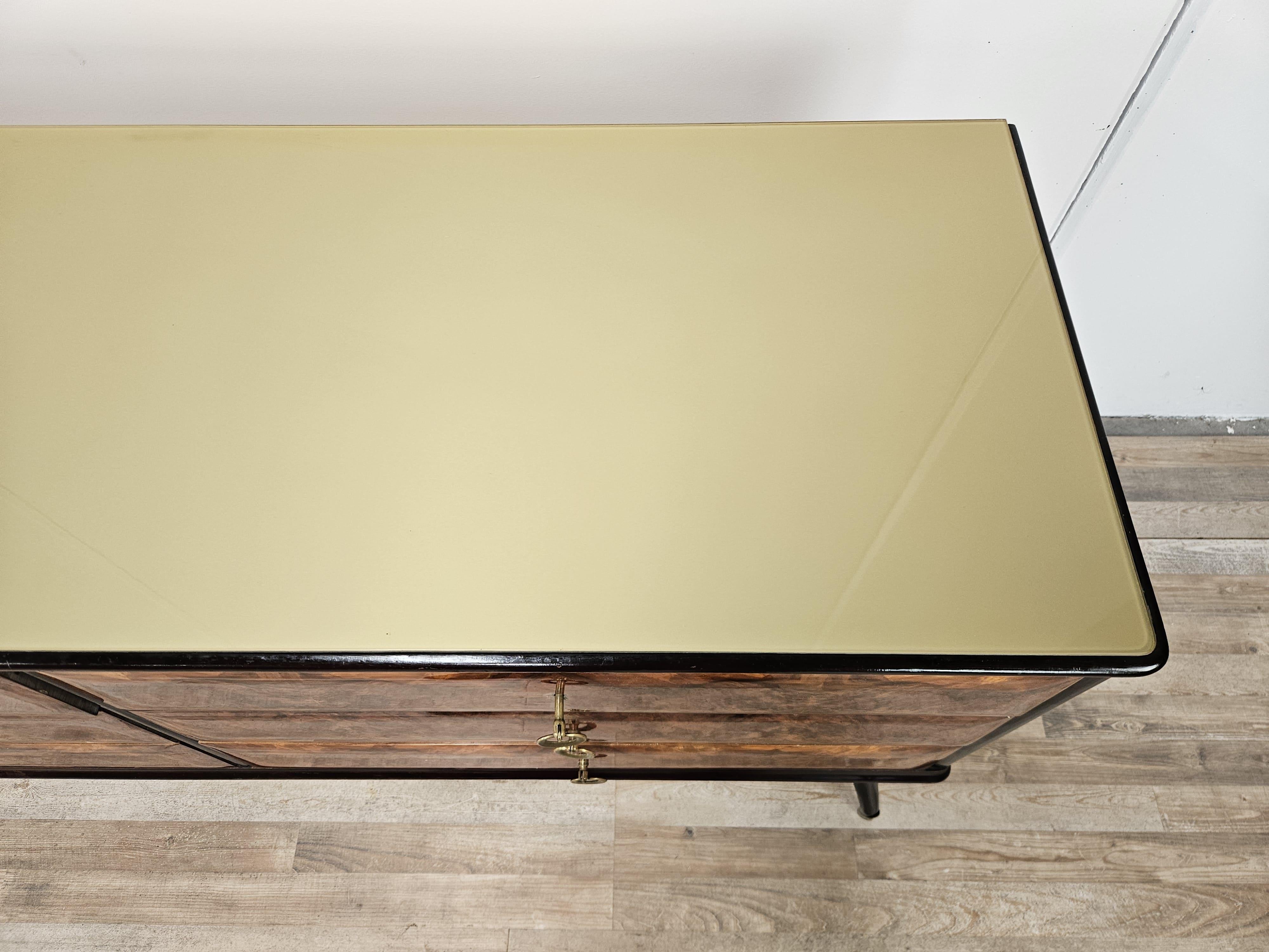 Cómoda italiana vintage de los años 50 en madera de caoba, cristal y latón Mid-20th Century en venta