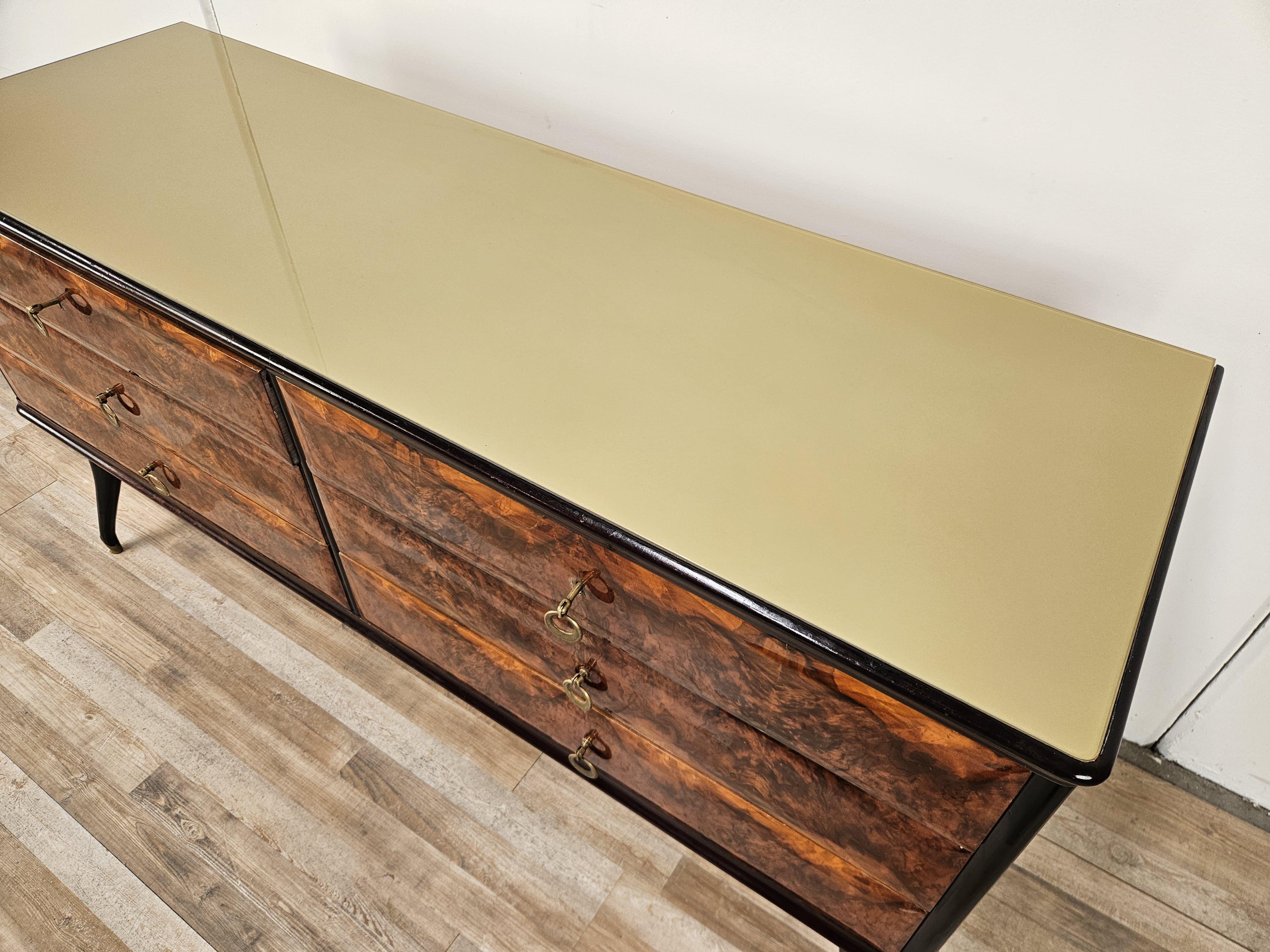 Cómoda italiana vintage de los años 50 en madera de caoba, cristal y latón Latón en venta