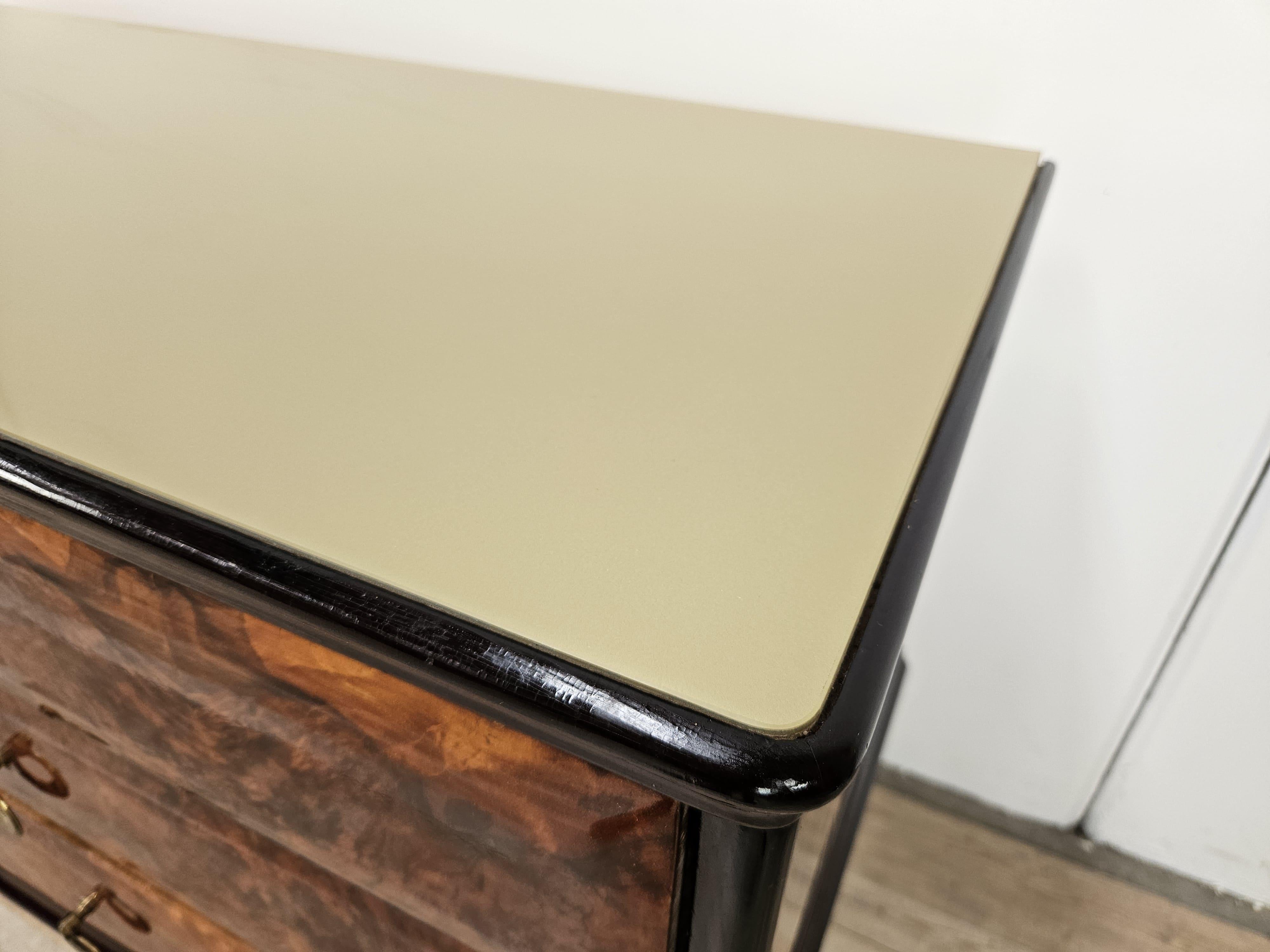 Cómoda italiana vintage de los años 50 en madera de caoba, cristal y latón en venta 1