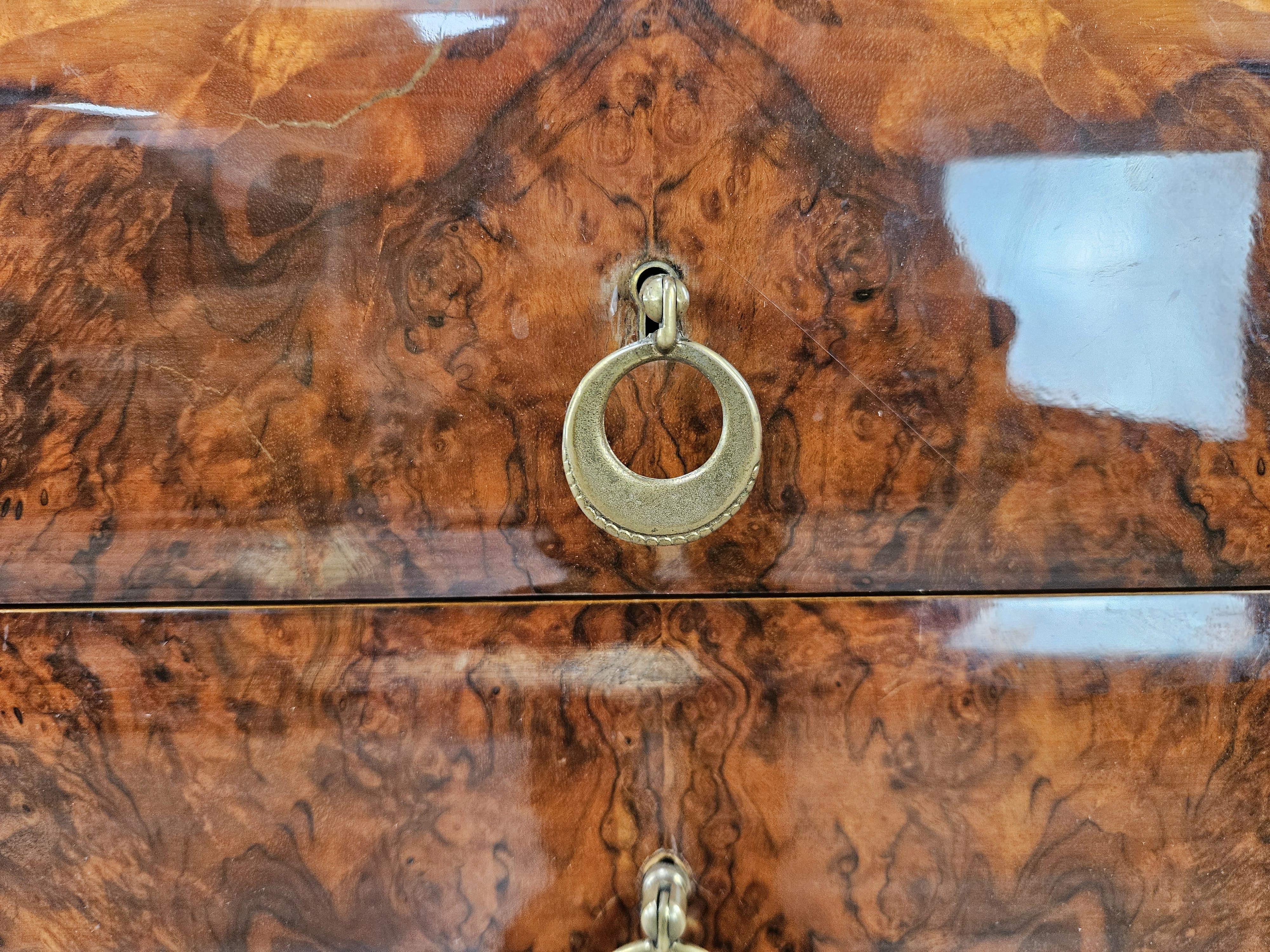 Cómoda italiana vintage de los años 50 en madera de caoba, cristal y latón en venta 2