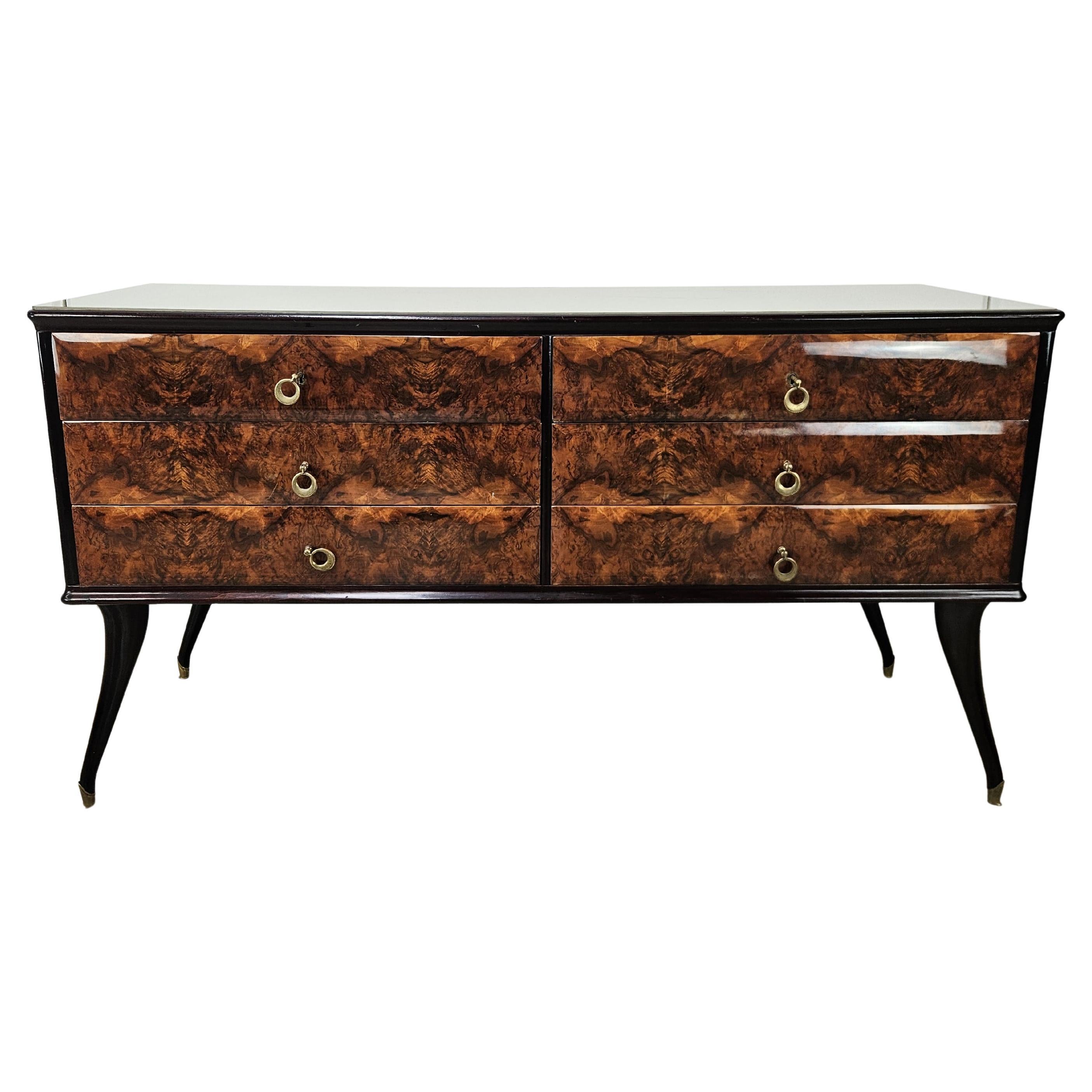 Cómoda italiana vintage de los años 50 en madera de caoba, cristal y latón en venta
