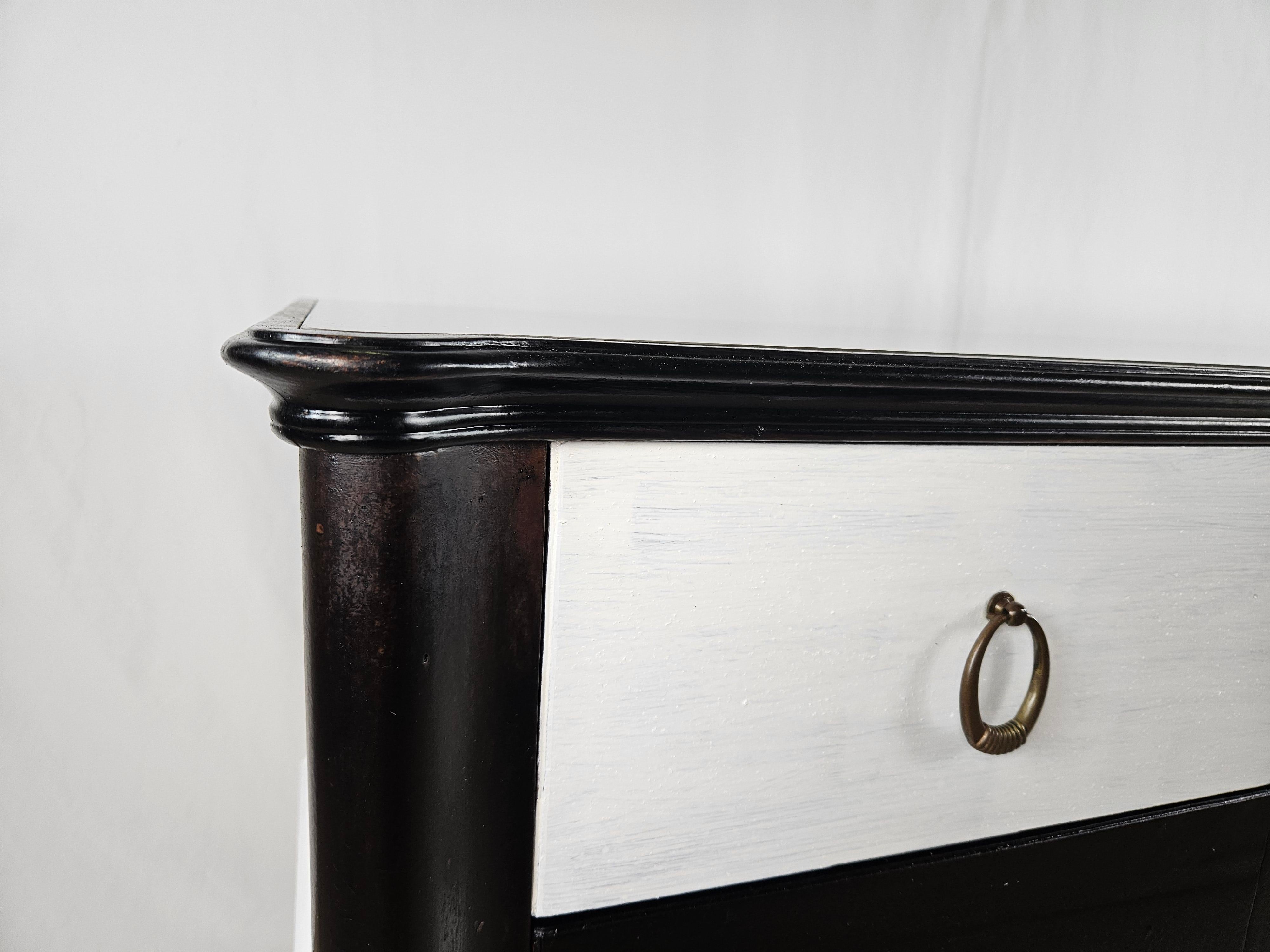 Black white lacquered chest of drawers with glass top 20th century For Sale 3