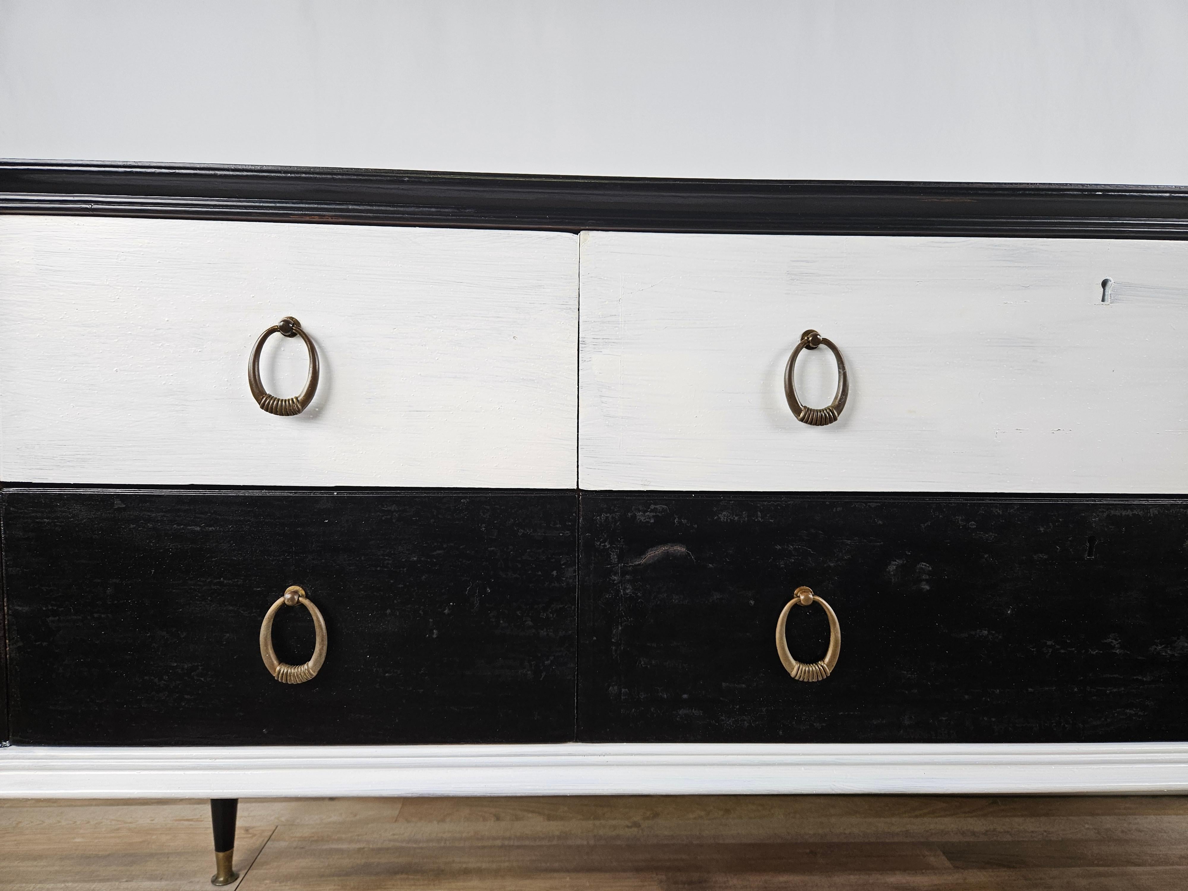 Black white lacquered chest of drawers with glass top 20th century For Sale 6