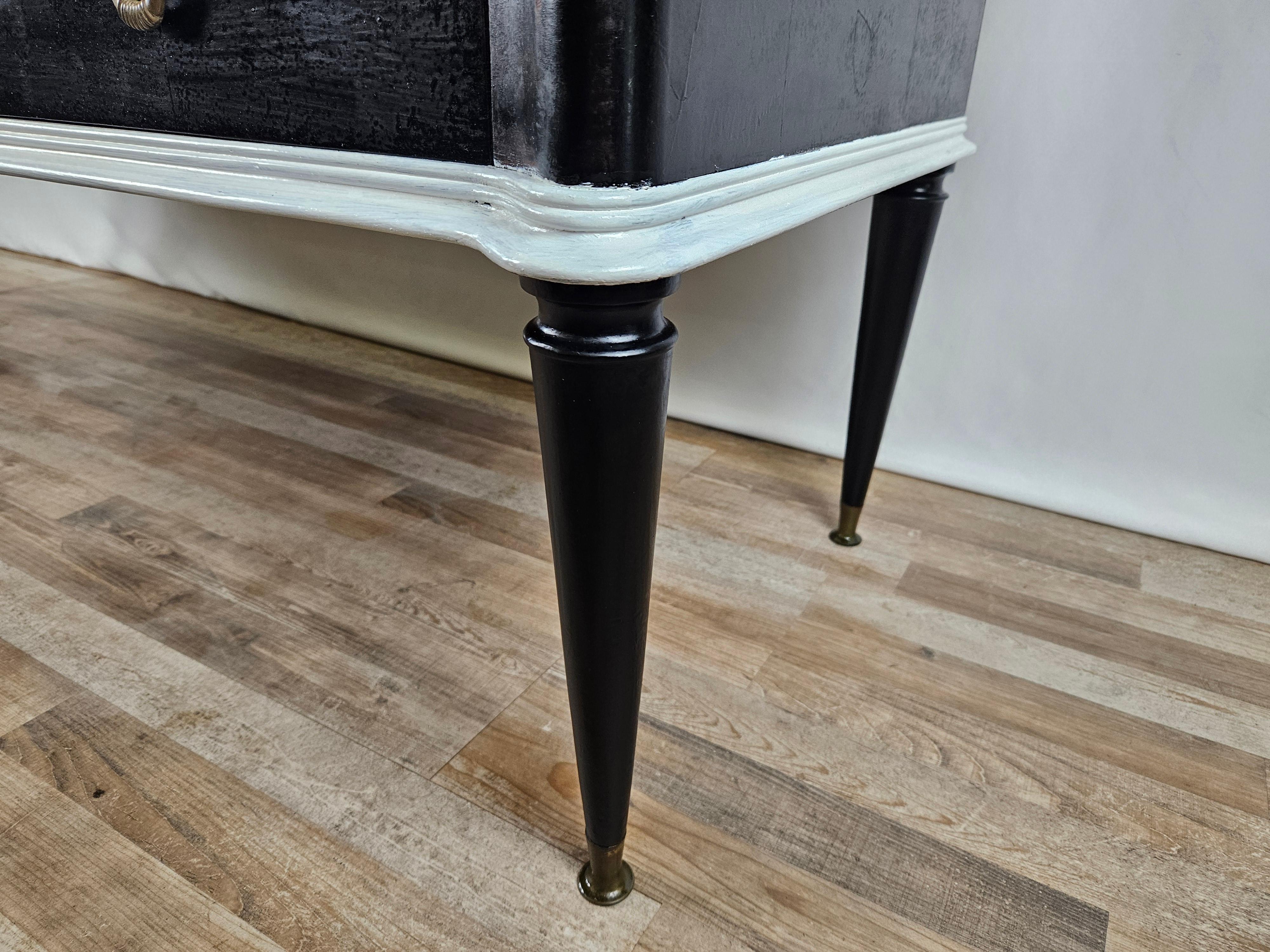 Black white lacquered chest of drawers with glass top 20th century For Sale 8