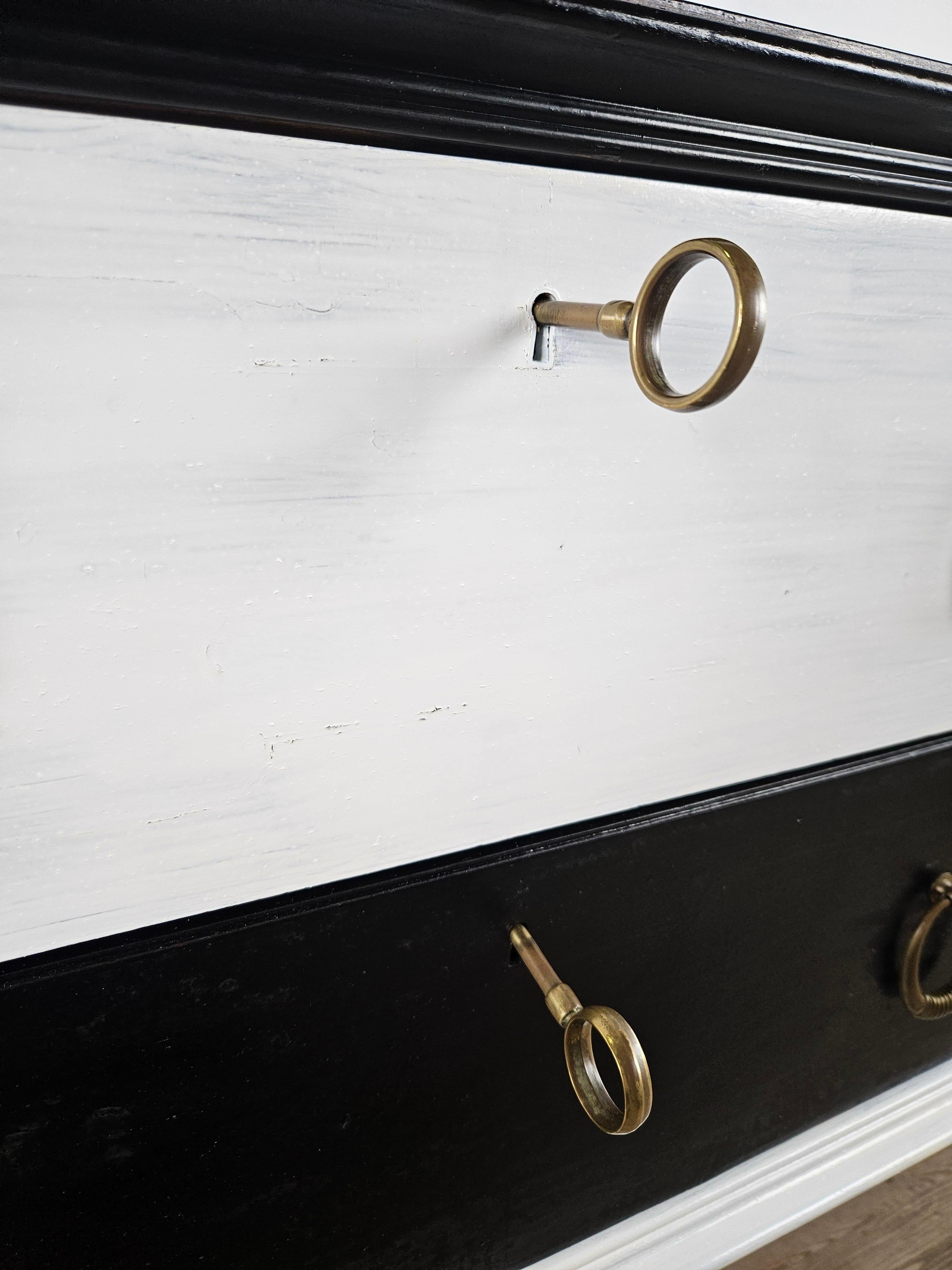Black white lacquered chest of drawers with glass top 20th century For Sale 10