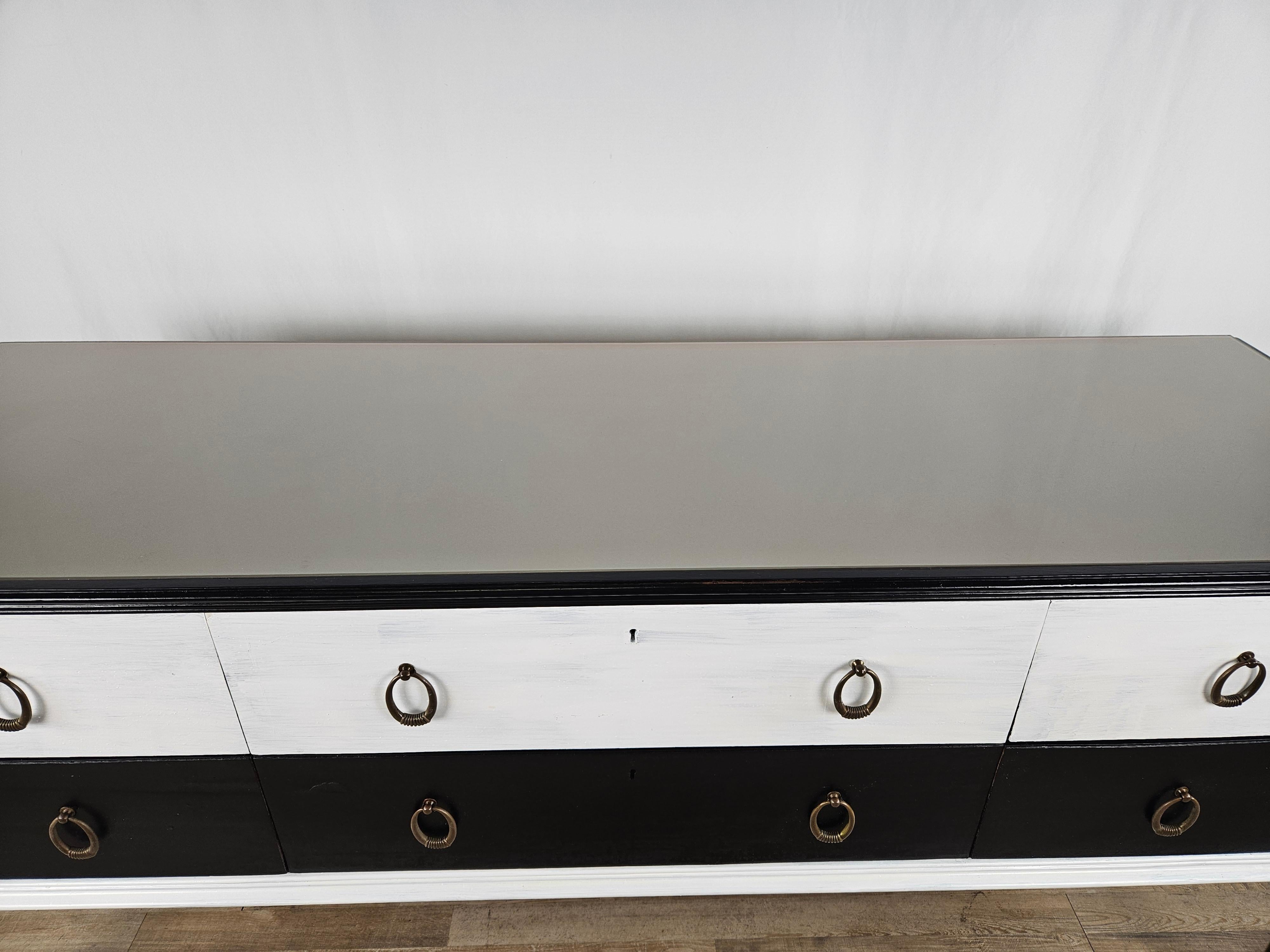 Black white lacquered chest of drawers with glass top 20th century In Good Condition For Sale In Premariacco, IT