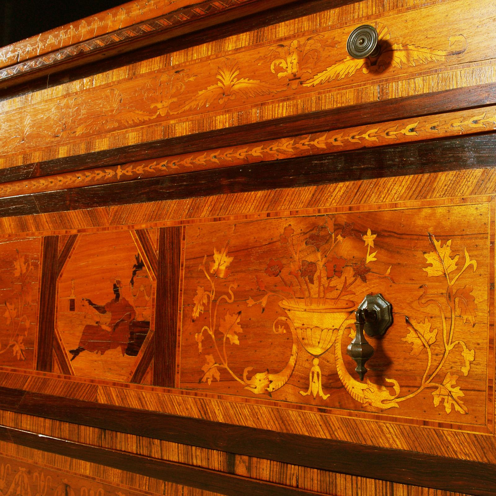 Noce Cassettiera Maggiolini Italiana primi XX secolo, riccamente intarsiata, Luigi XV in vendita