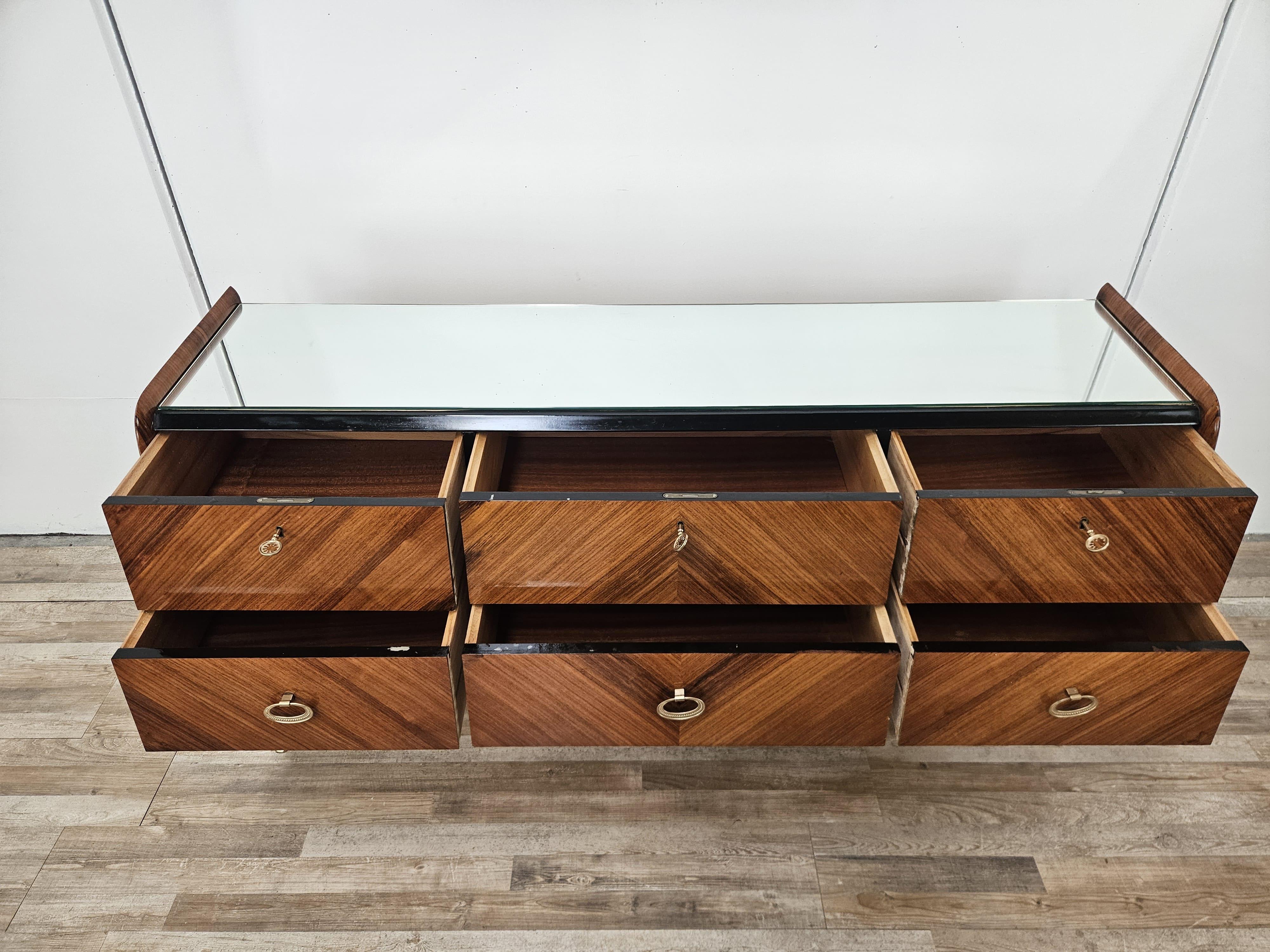 Commode en acajou et miroir du milieu du siècle dernier des années 1950 en vente 2