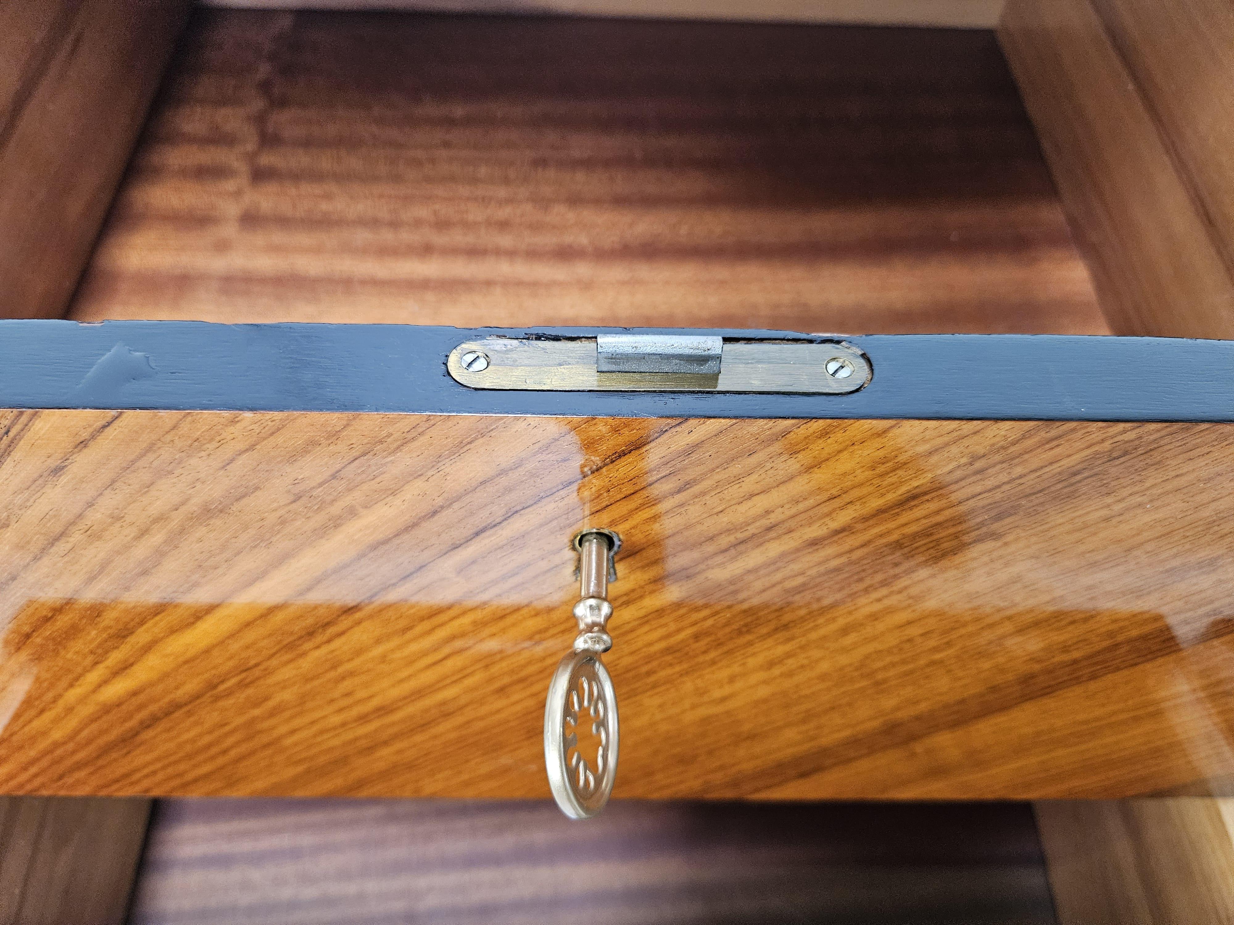Commode en acajou et miroir du milieu du siècle dernier des années 1950 en vente 5