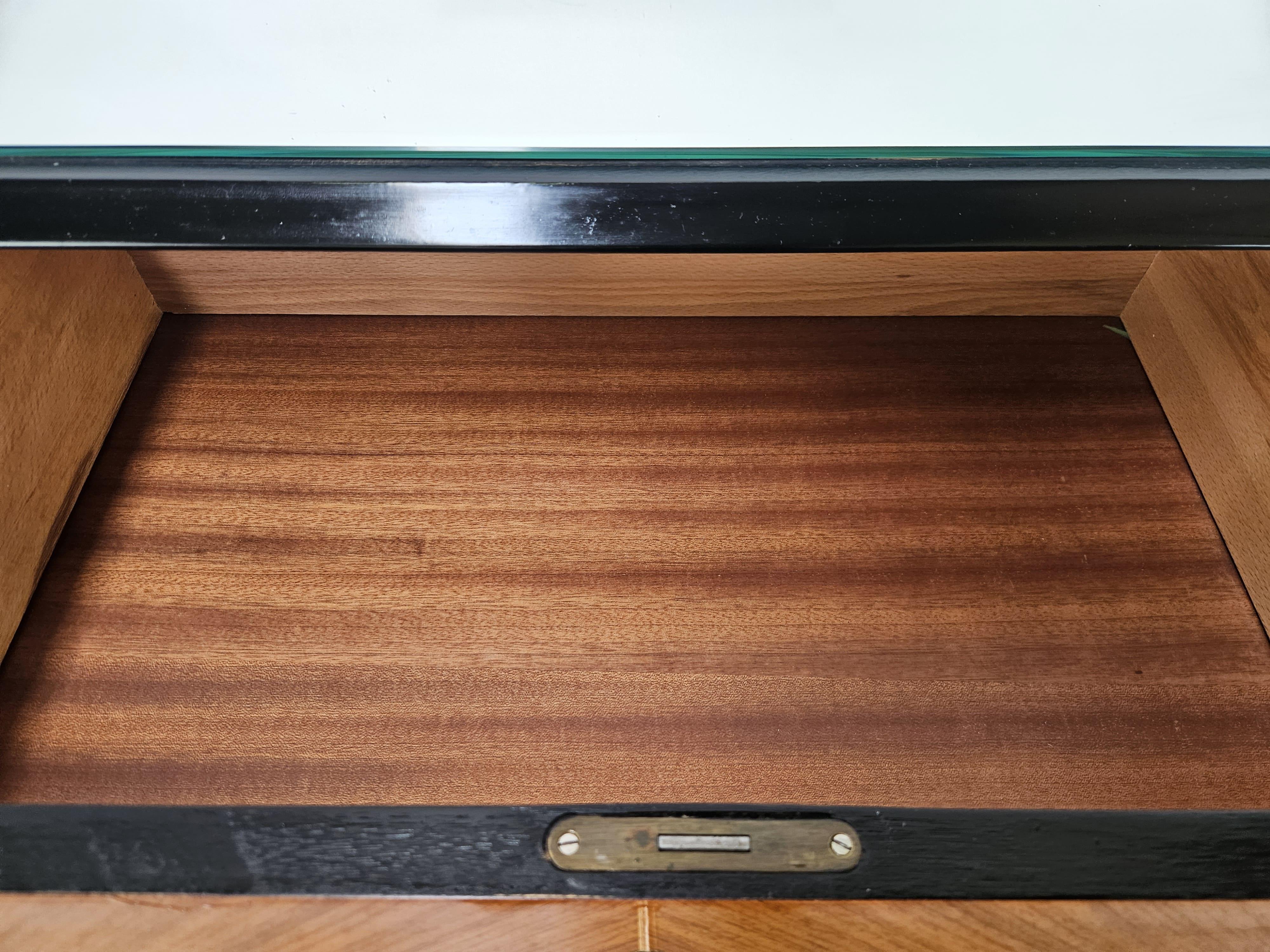 Commode en acajou et miroir du milieu du siècle dernier des années 1950 en vente 7