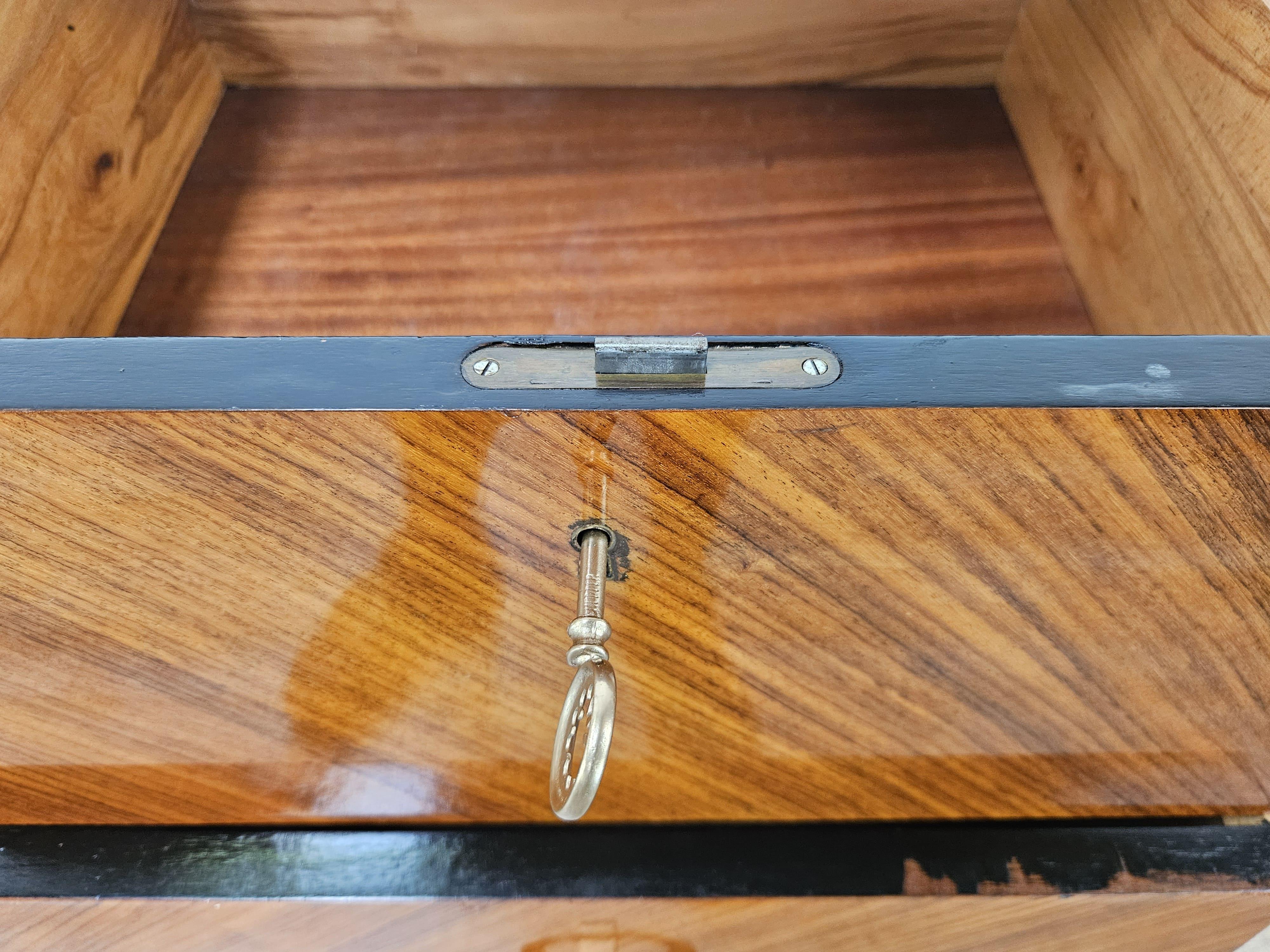 Commode en acajou et miroir du milieu du siècle dernier des années 1950 en vente 9