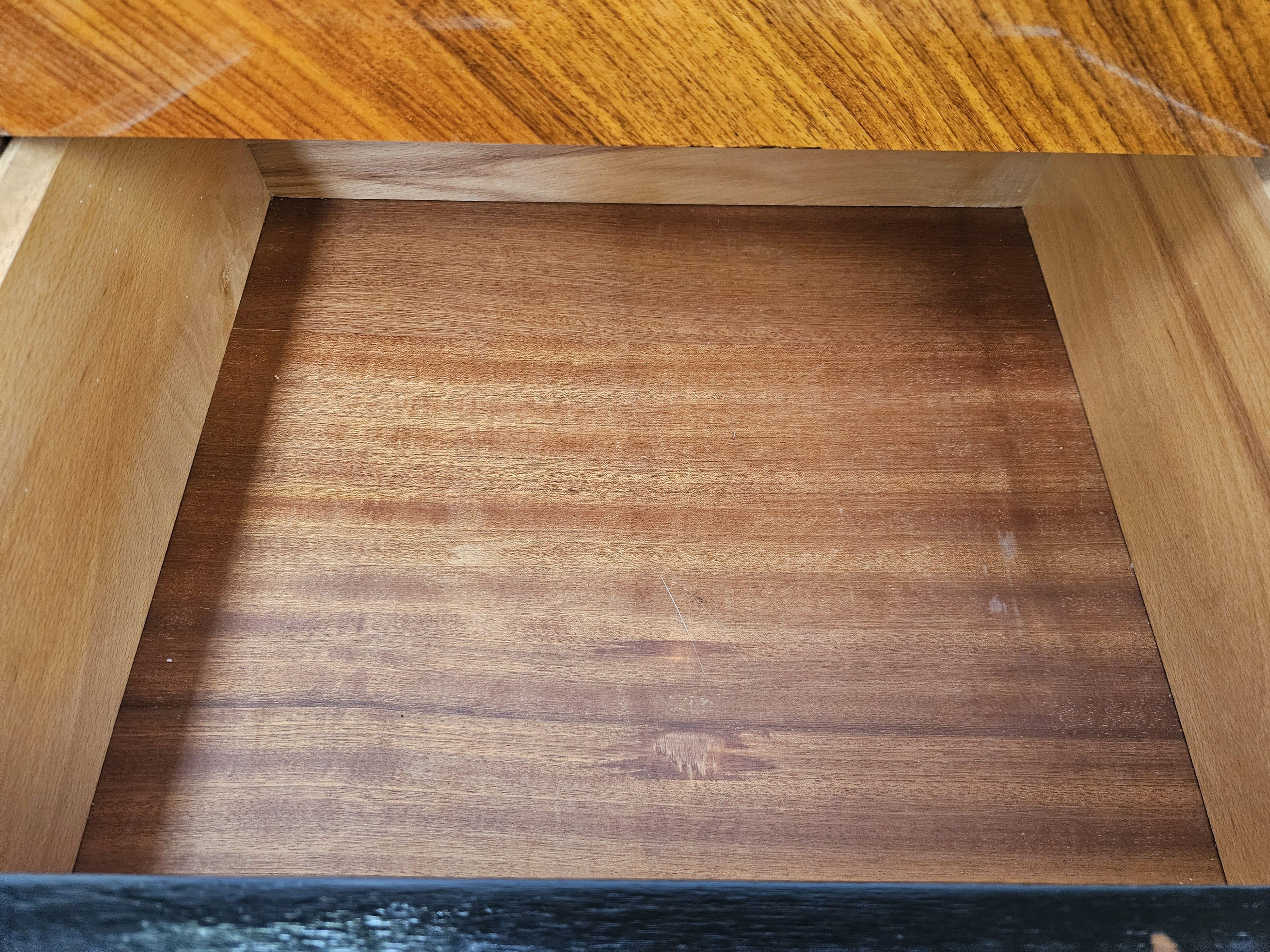 Commode en acajou et miroir du milieu du siècle dernier des années 1950 en vente 10