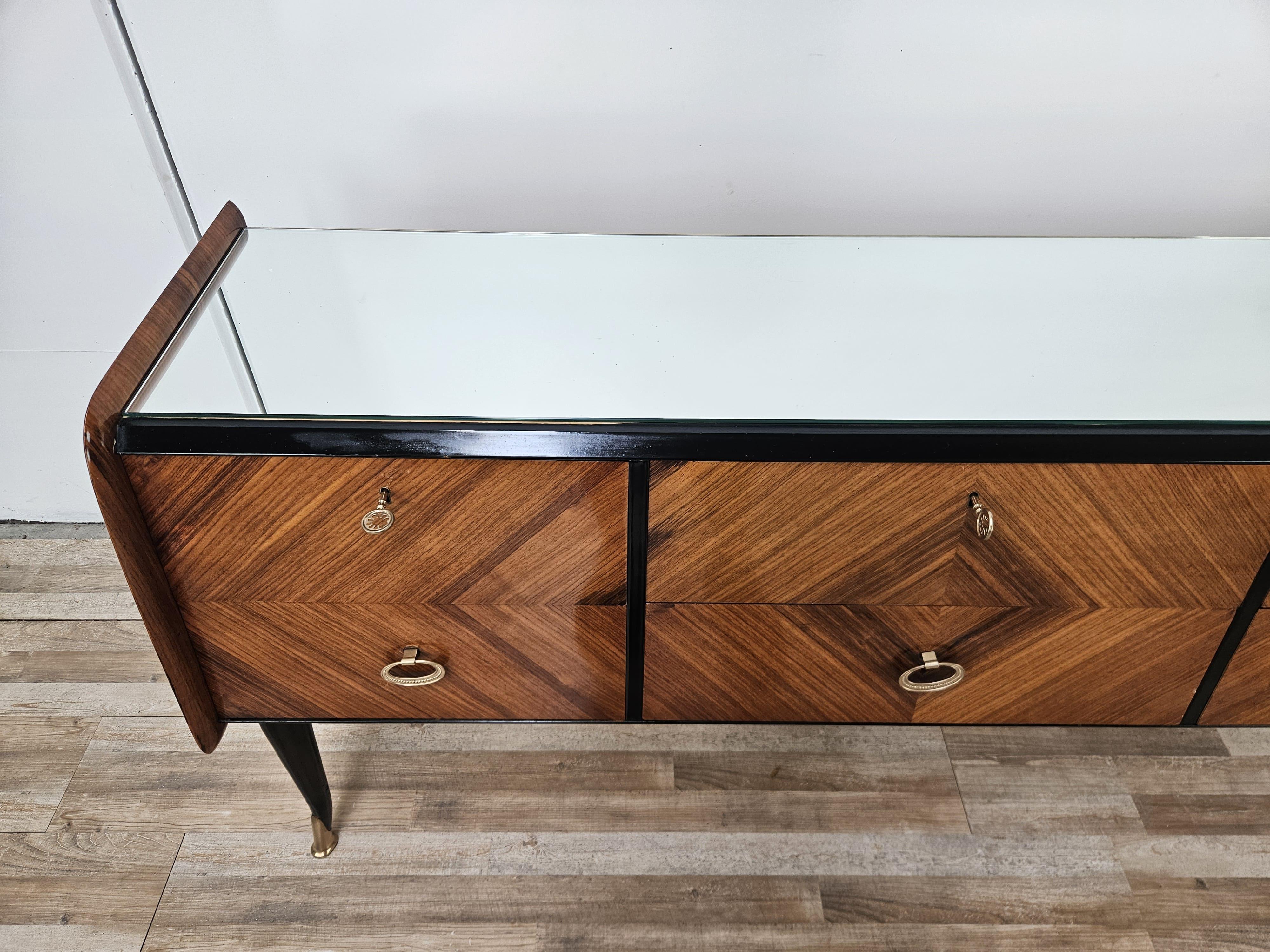 Placage Commode en acajou et miroir du milieu du siècle dernier des années 1950 en vente