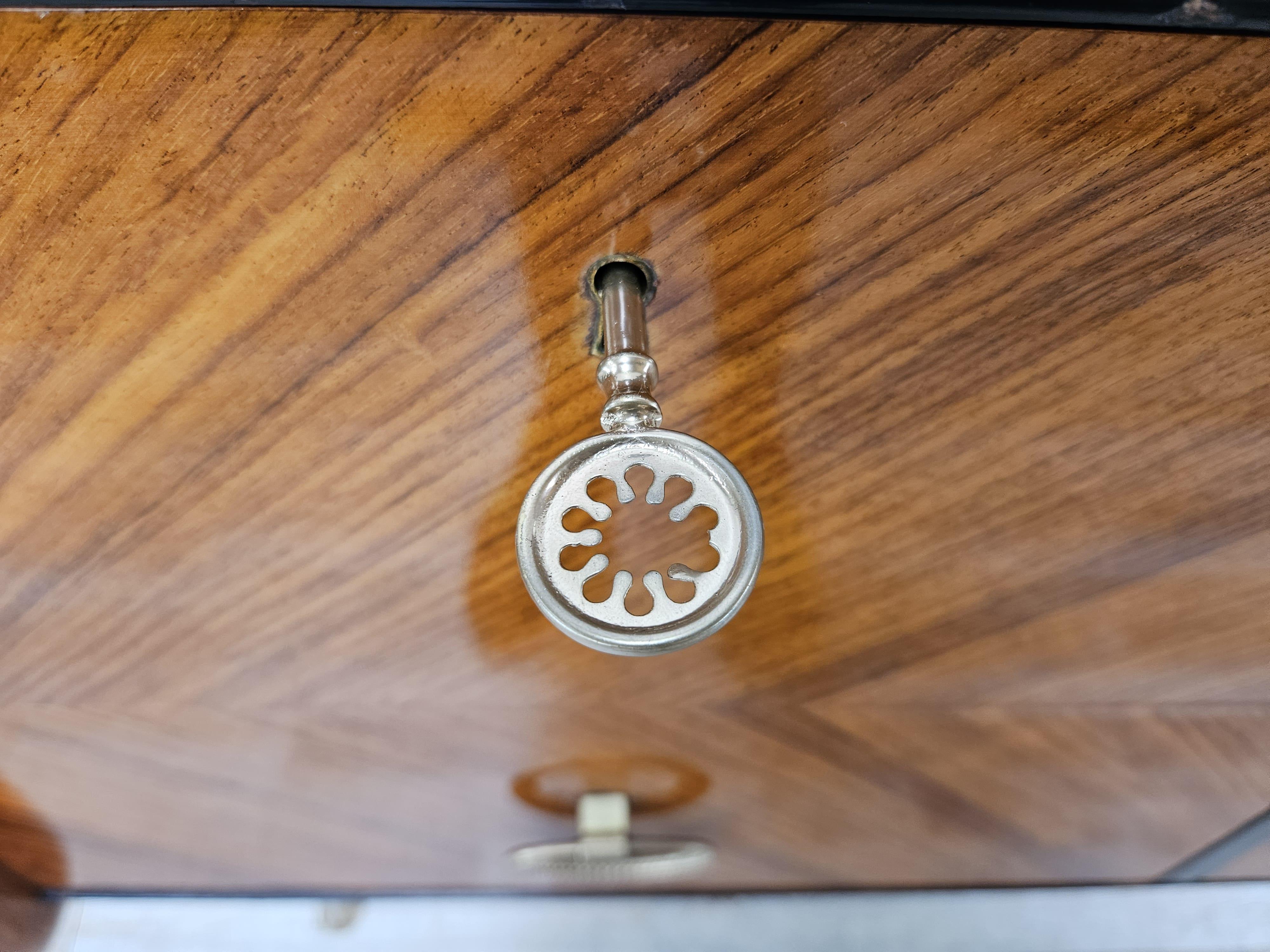 Laiton Commode en acajou et miroir du milieu du siècle dernier des années 1950 en vente
