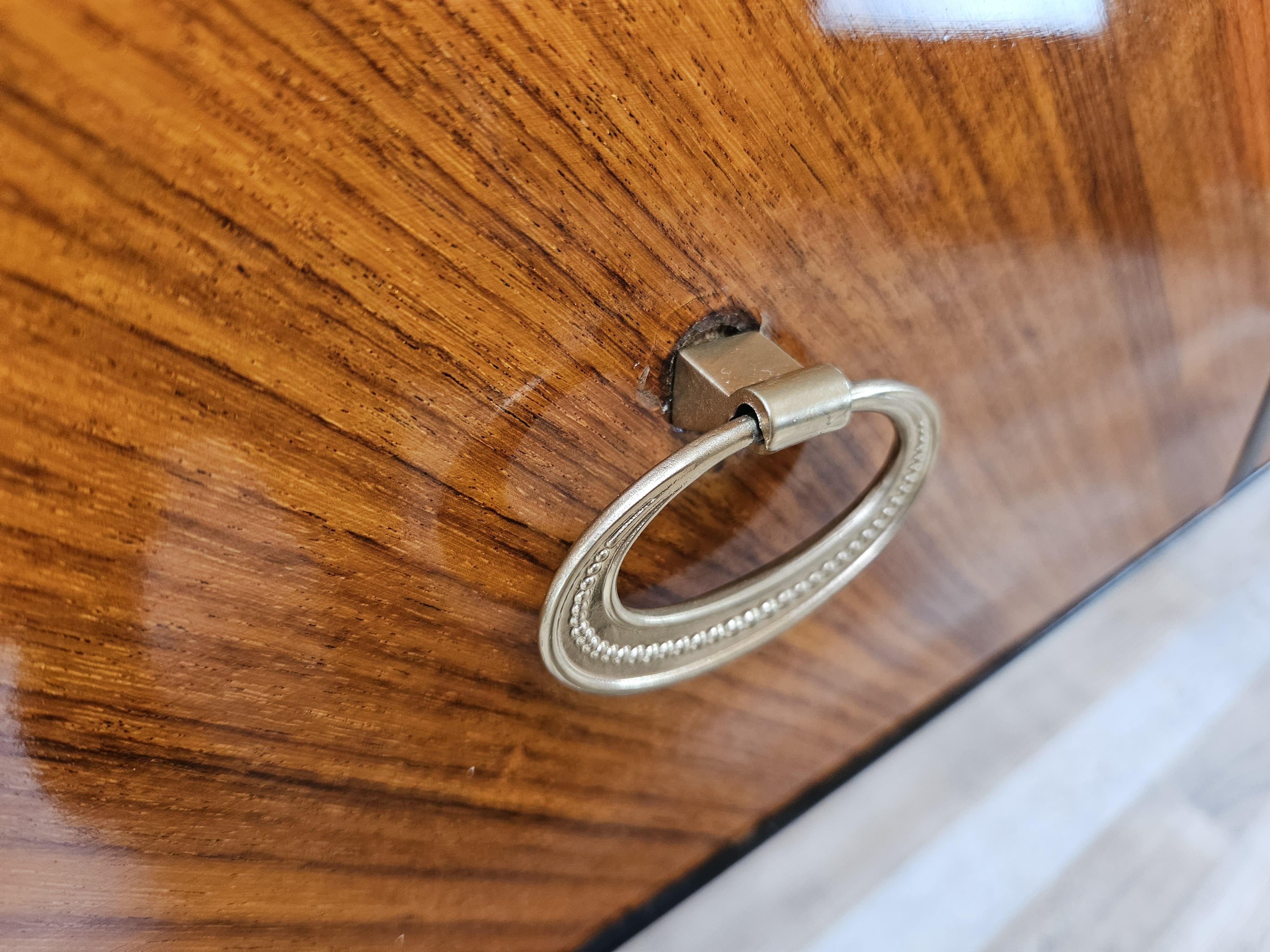Commode en acajou et miroir du milieu du siècle dernier des années 1950 en vente 1