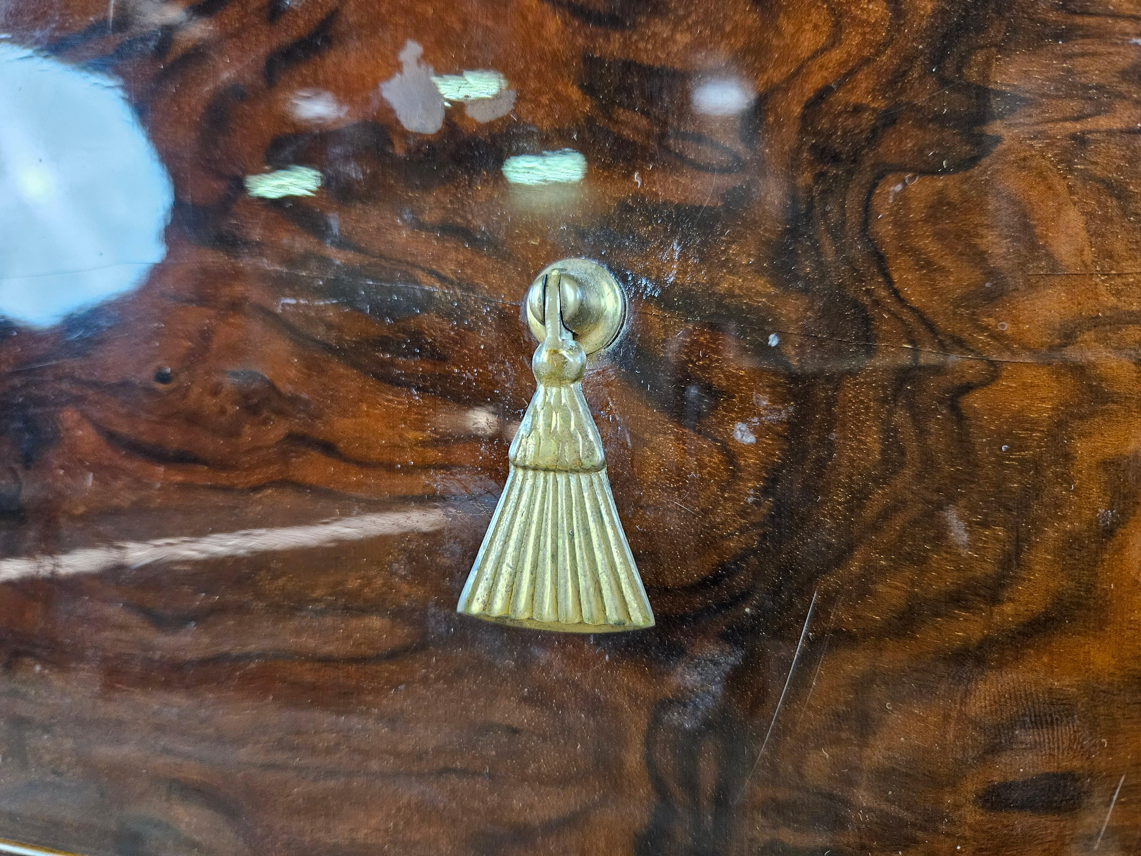 Mid Century Kommode mit Glas und Schubladen im Angebot 5