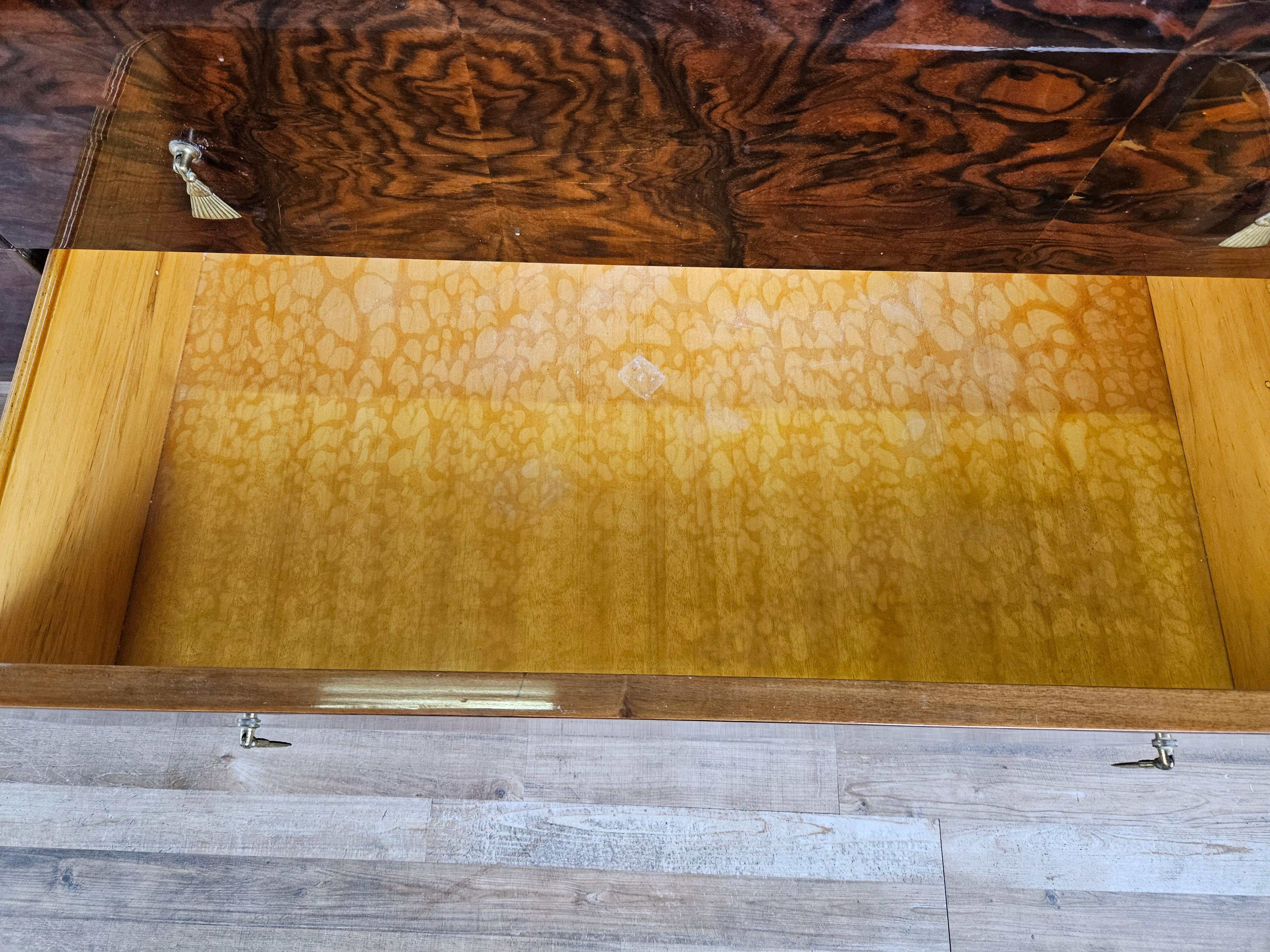 Mid Century Kommode mit Glas und Schubladen im Angebot 12