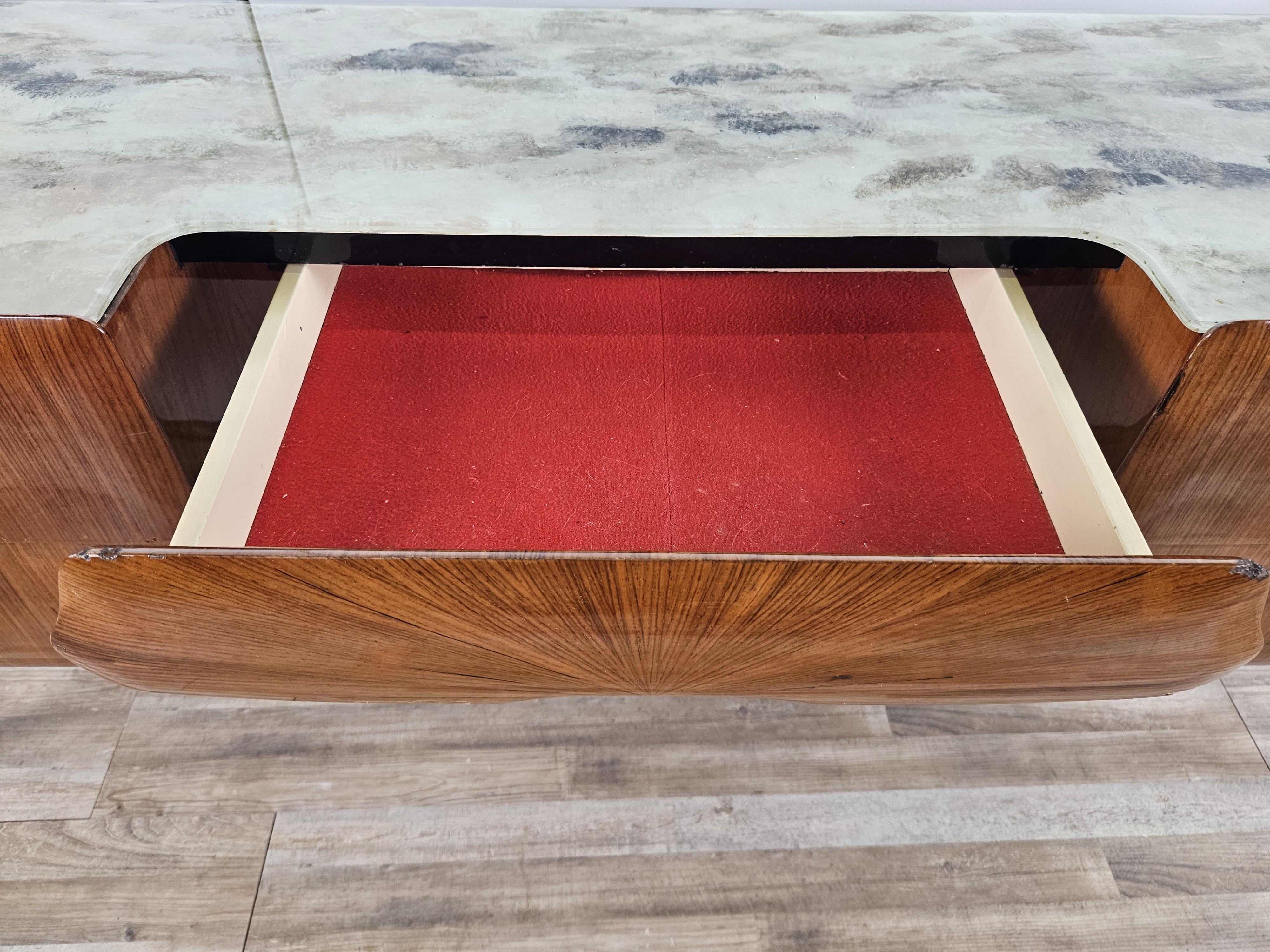 Cassettiera Mid Century in mogano ottone e vetro XX secolo in vendita 4