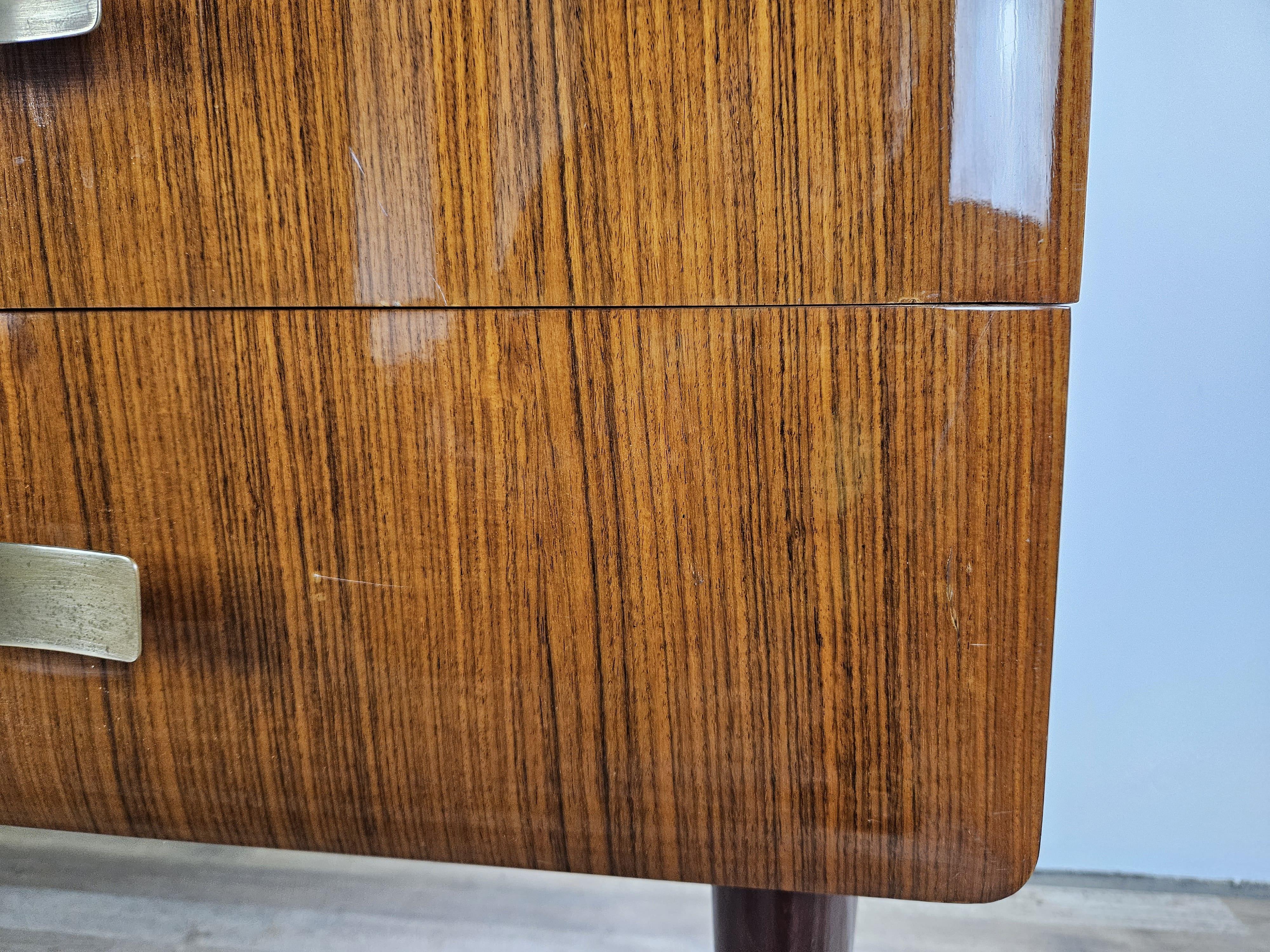 Cassettiera Mid Century in mogano ottone e vetro XX secolo in vendita 9
