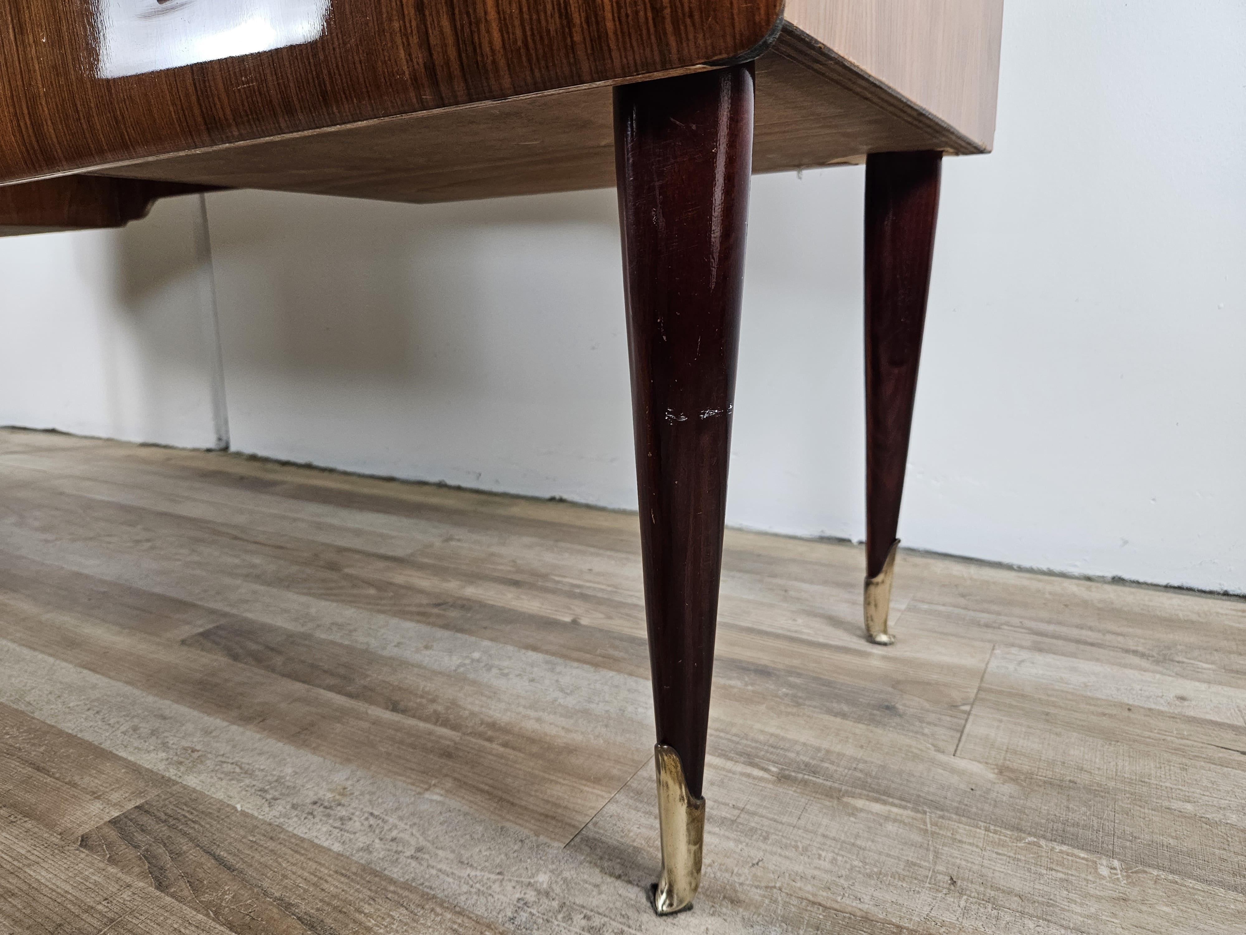 Cassettiera Mid Century in mogano ottone e vetro XX secolo in vendita 11