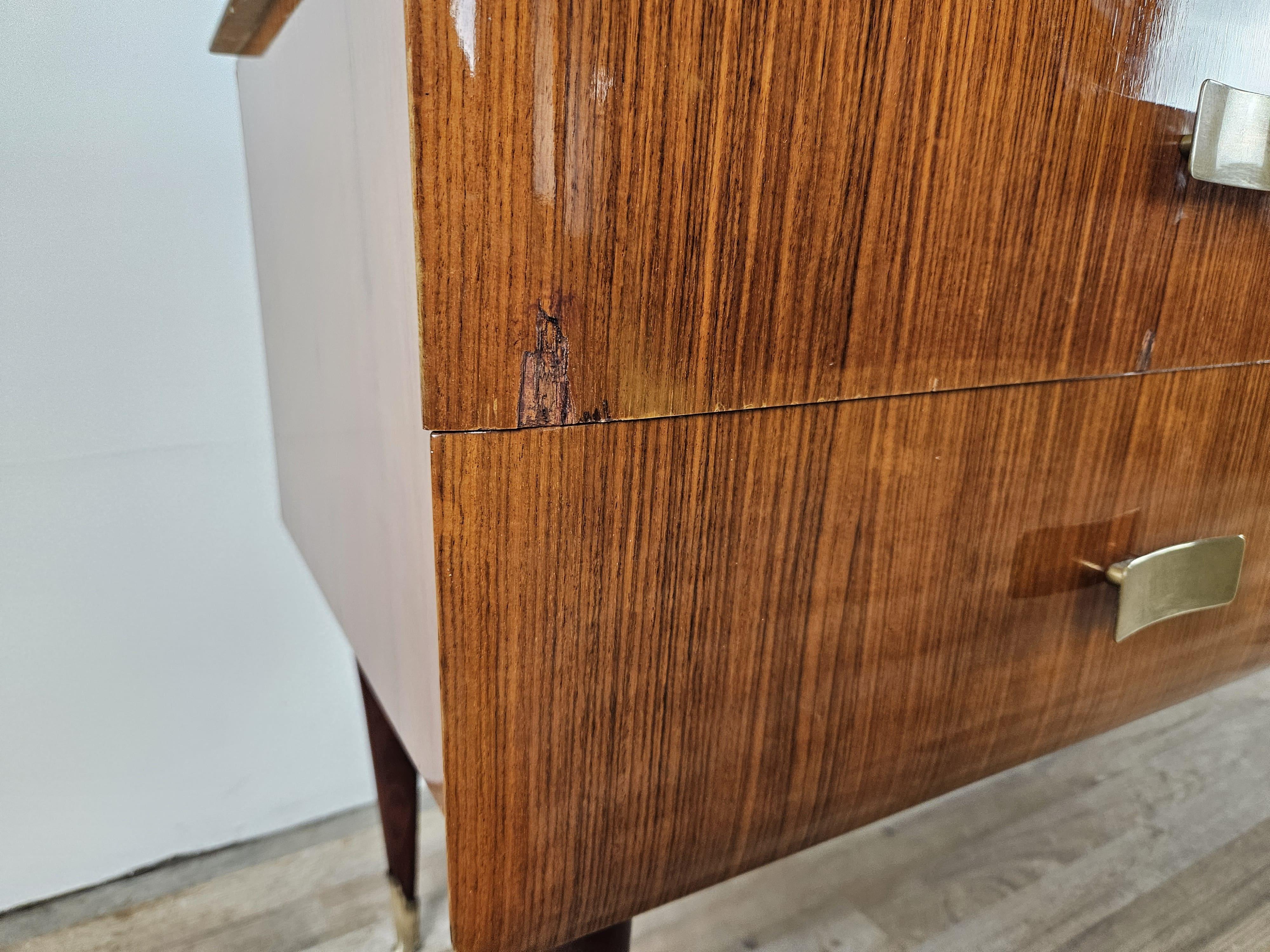 Cassettiera Mid Century in mogano ottone e vetro XX secolo in vendita 12