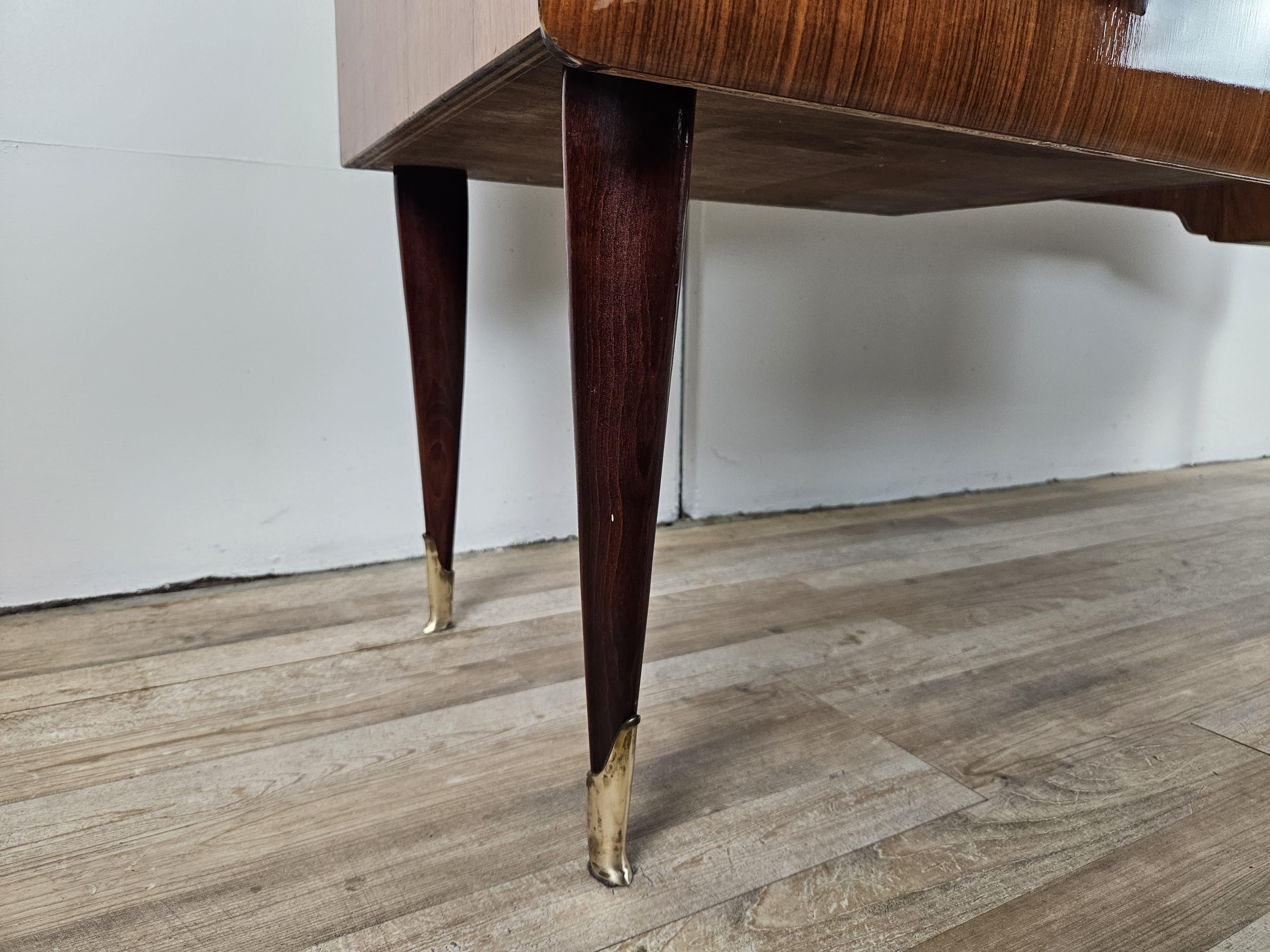 Cassettiera Mid Century in mogano ottone e vetro XX secolo in vendita 13