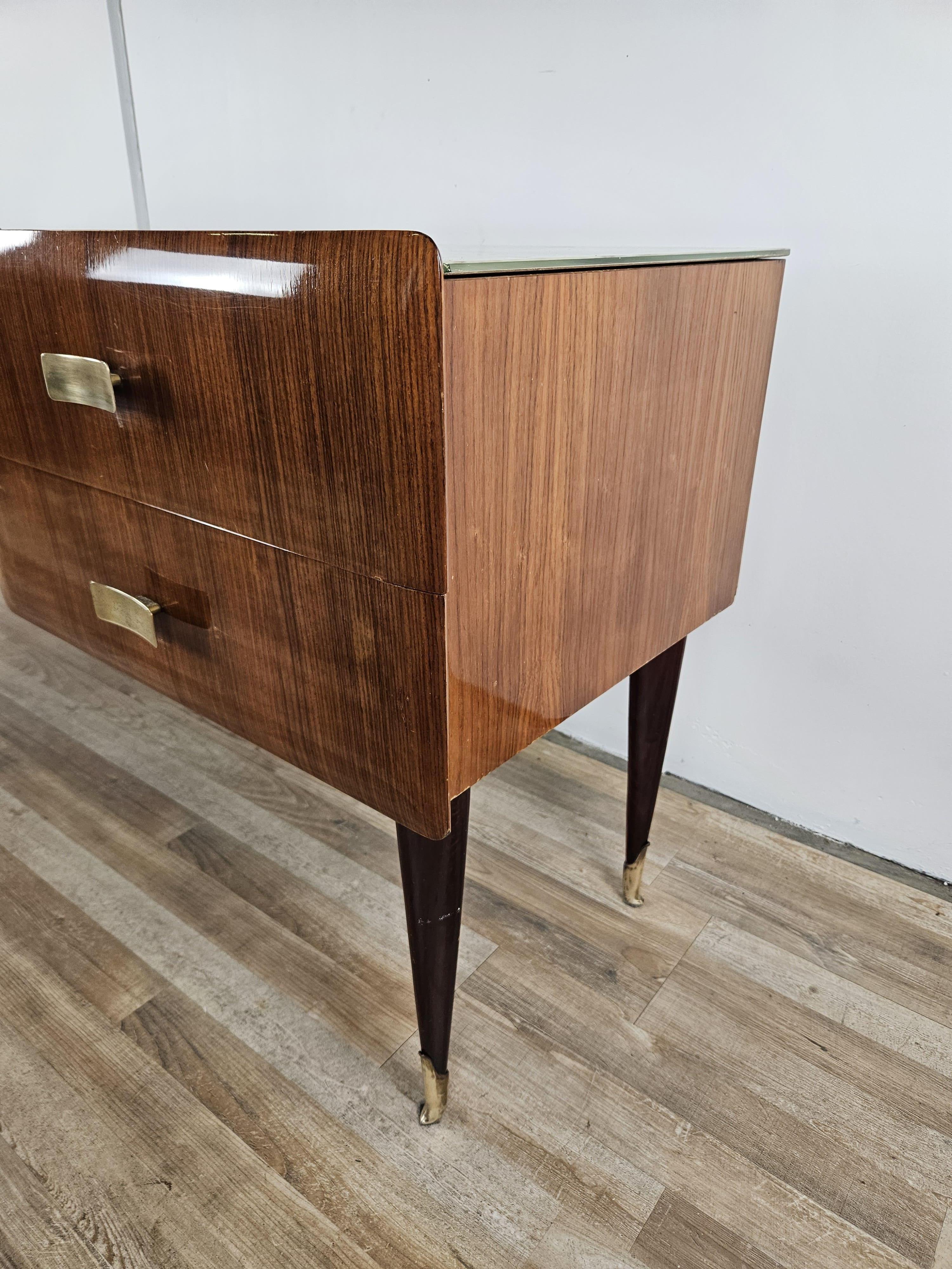Mid-Century moderno Cassettiera Mid Century in mogano ottone e vetro XX secolo in vendita