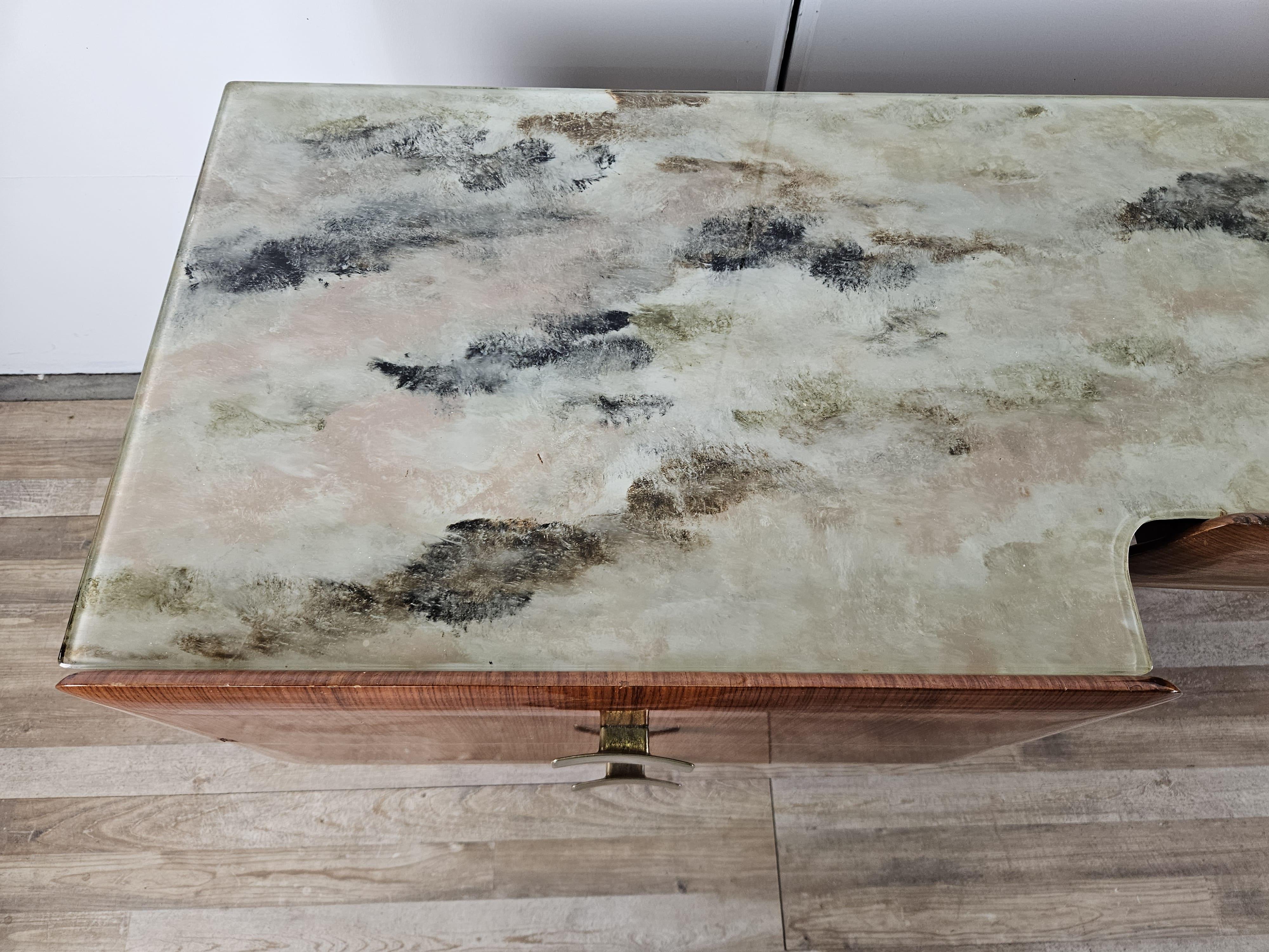 Italian Cassettiera Mid Century in mogano ottone e vetro XX secolo in vendita