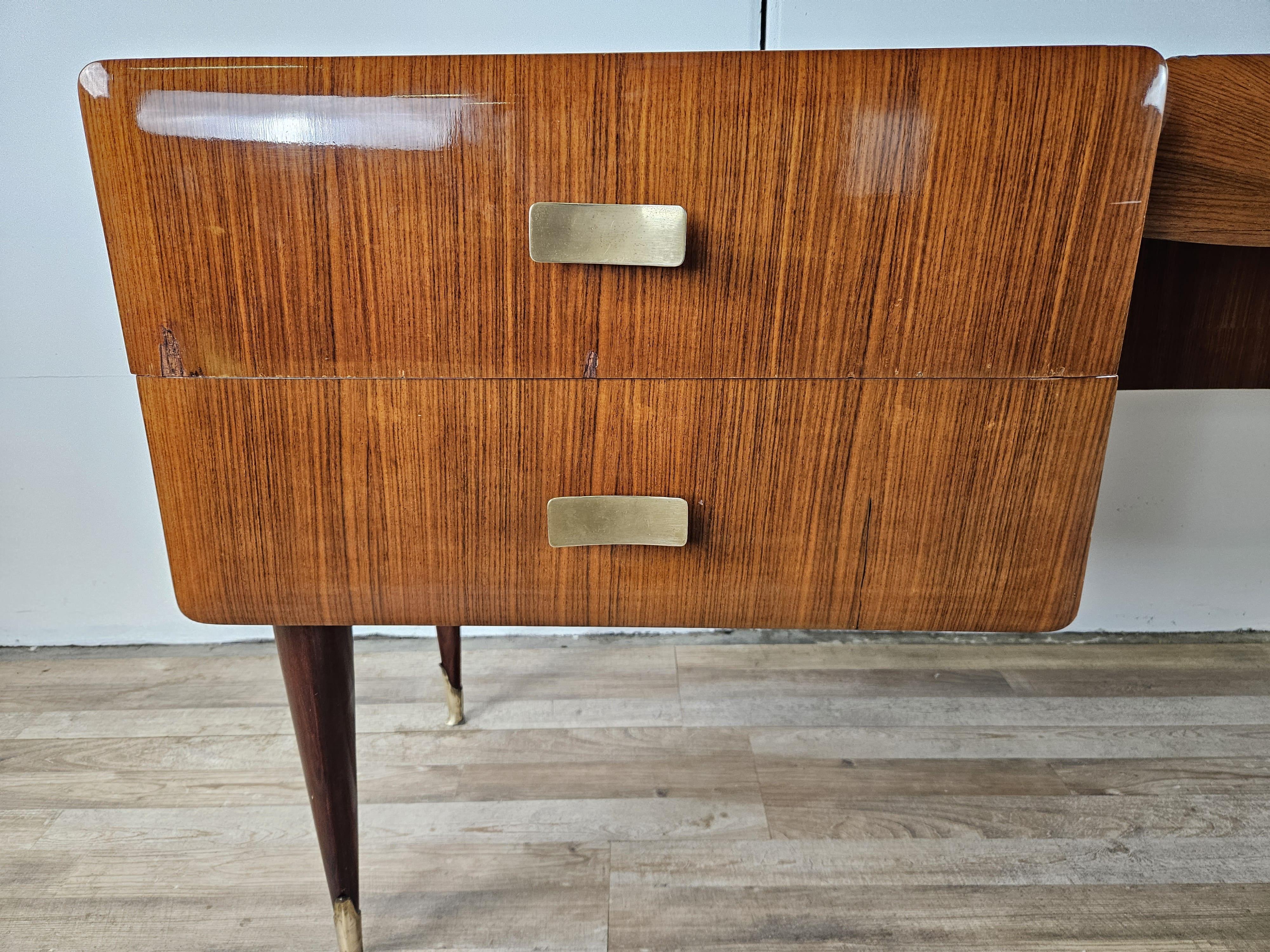 Cassettiera Mid Century in mogano ottone e vetro XX secolo in vendita 1