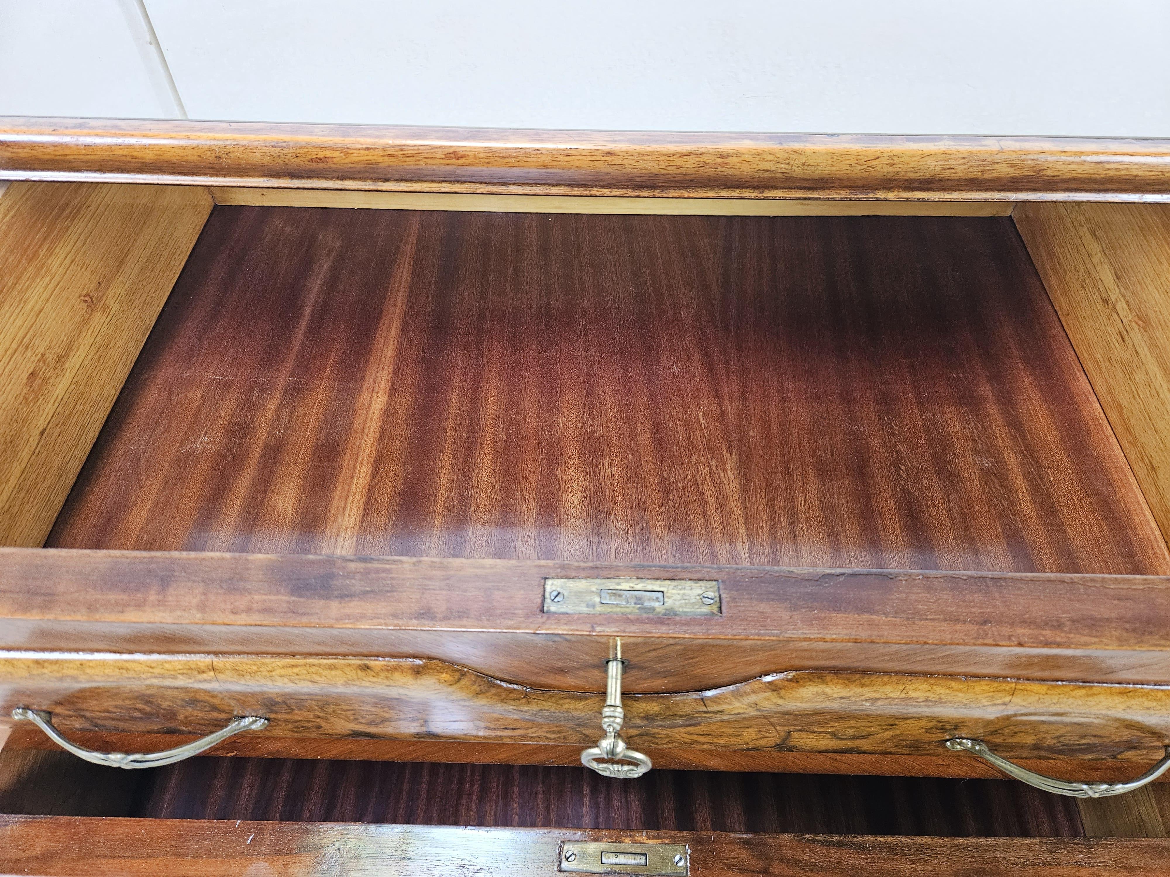 Cassettiera Mid Century in noce con piano in vetro in vendita 12