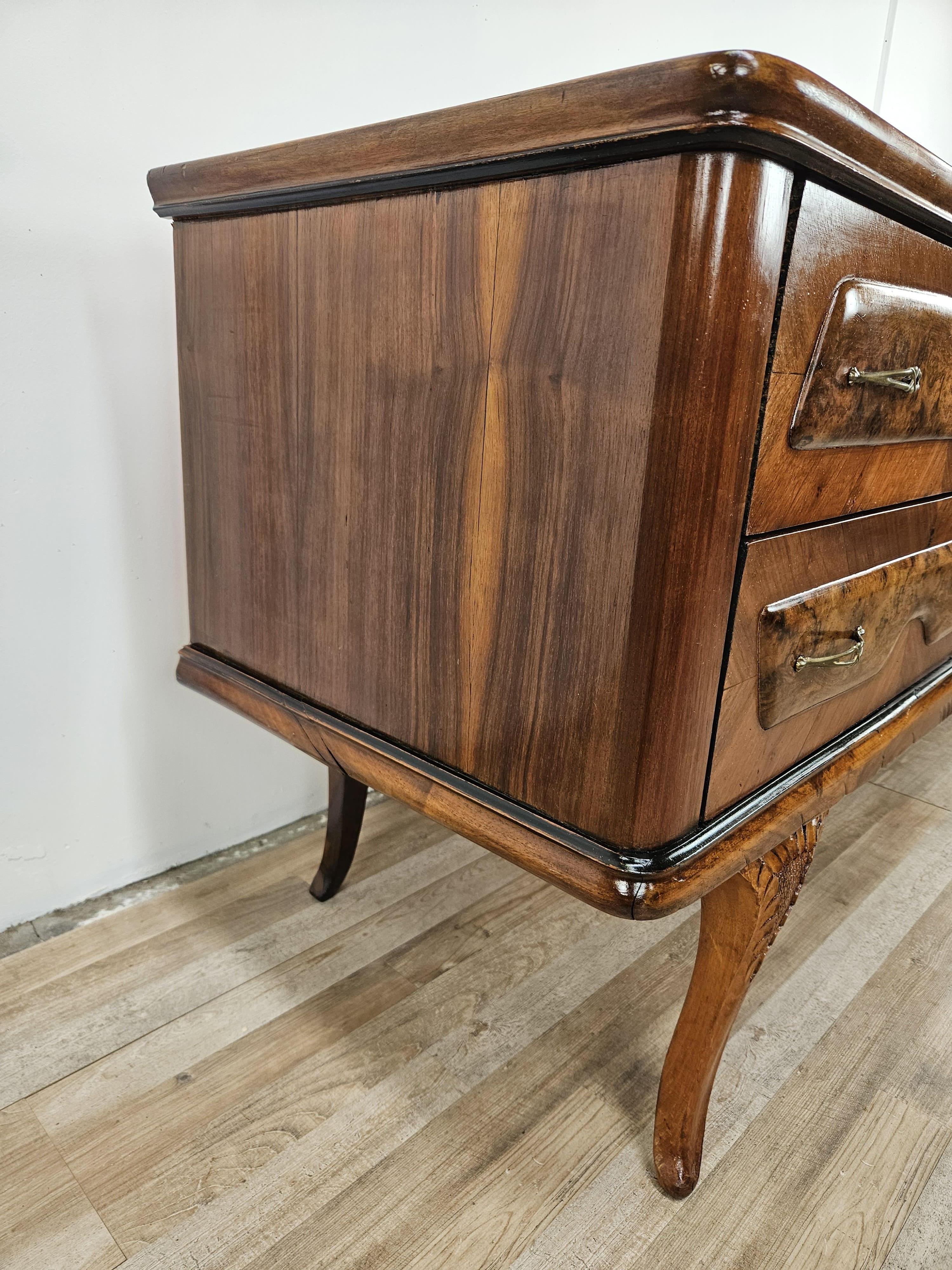 Mid-Century moderno Cassettiera Mid Century in noce con piano in vetro in vendita
