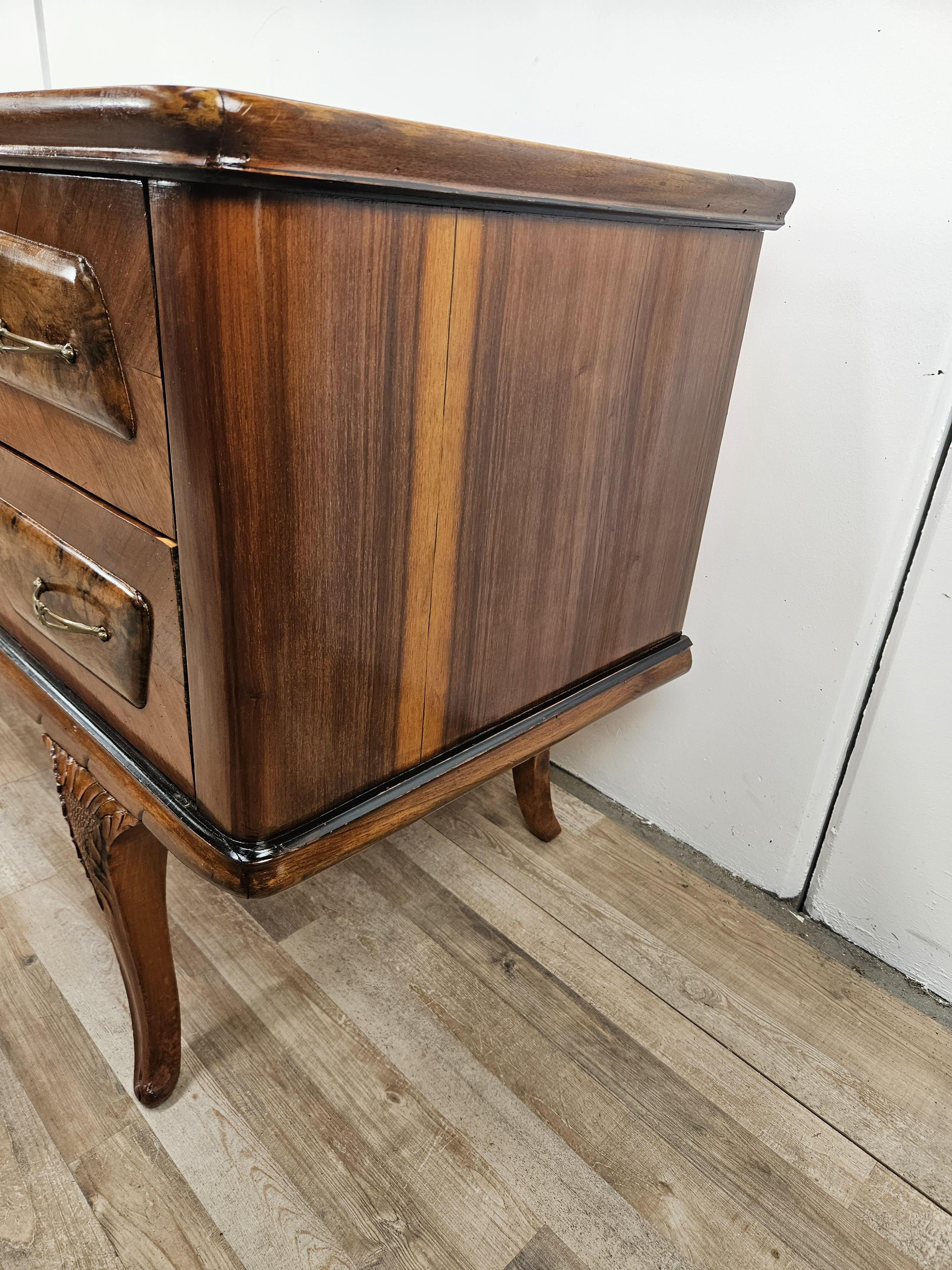 Italian Cassettiera Mid Century in noce con piano in vetro in vendita