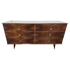Cassettiera Mid Century in radica di mogano con piedi in legno laccato e ottone