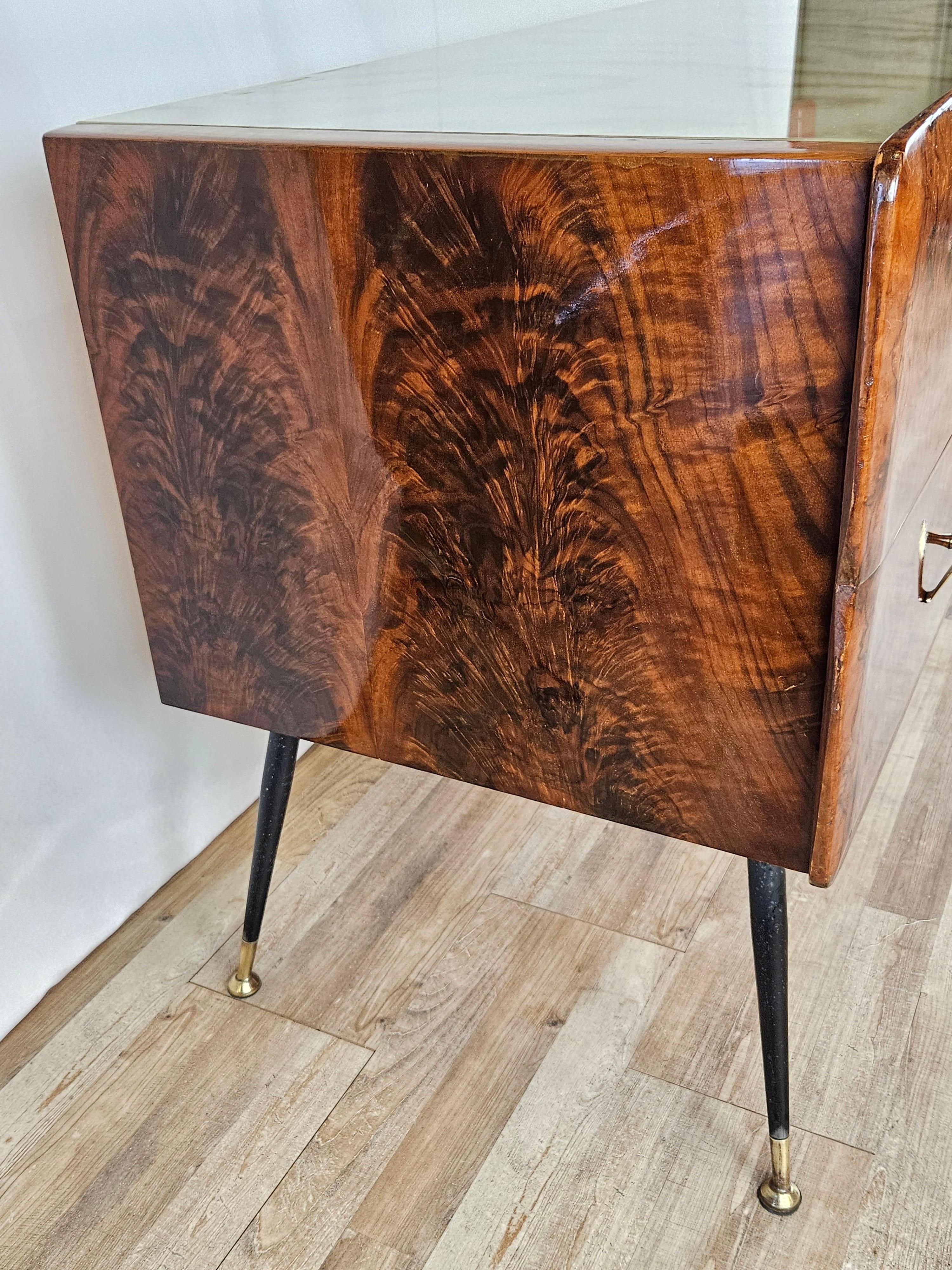 Mid-Century Modern Mid Century chest of drawers in mahogany burl and glass For Sale
