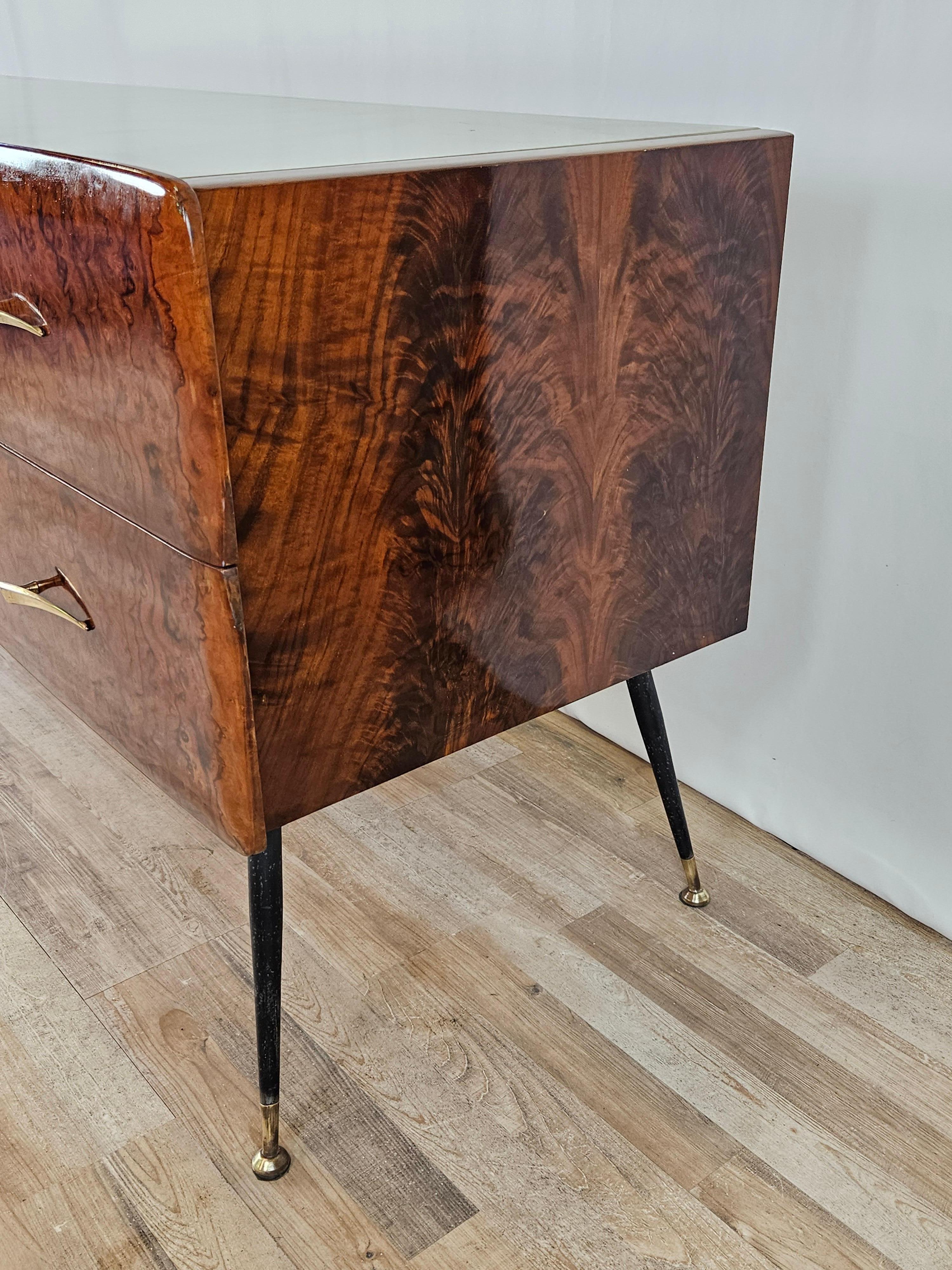 Italian Mid Century chest of drawers in mahogany burl and glass For Sale