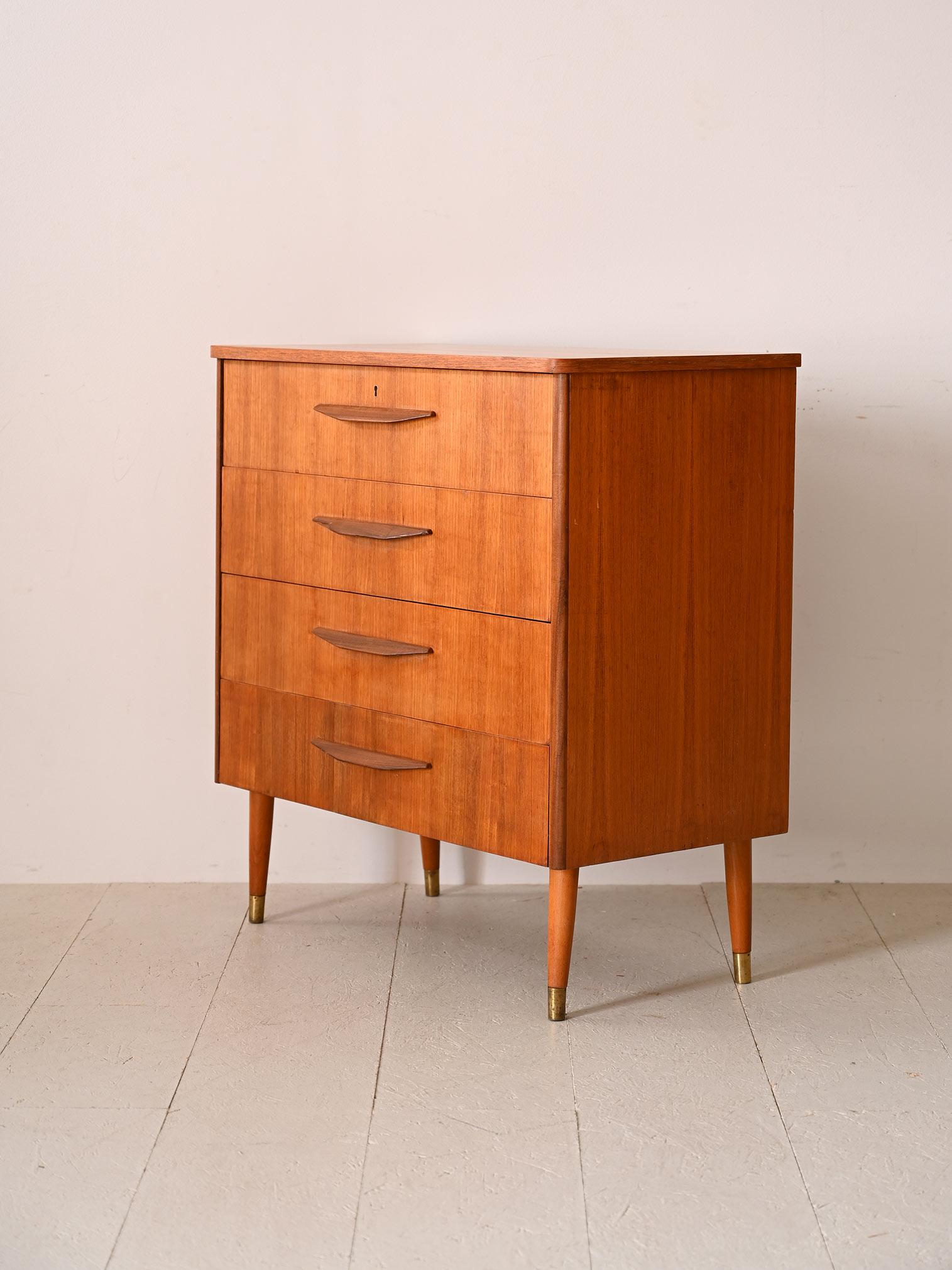 Nordic chest of drawers with wooden handles In Good Condition For Sale In Brescia, IT