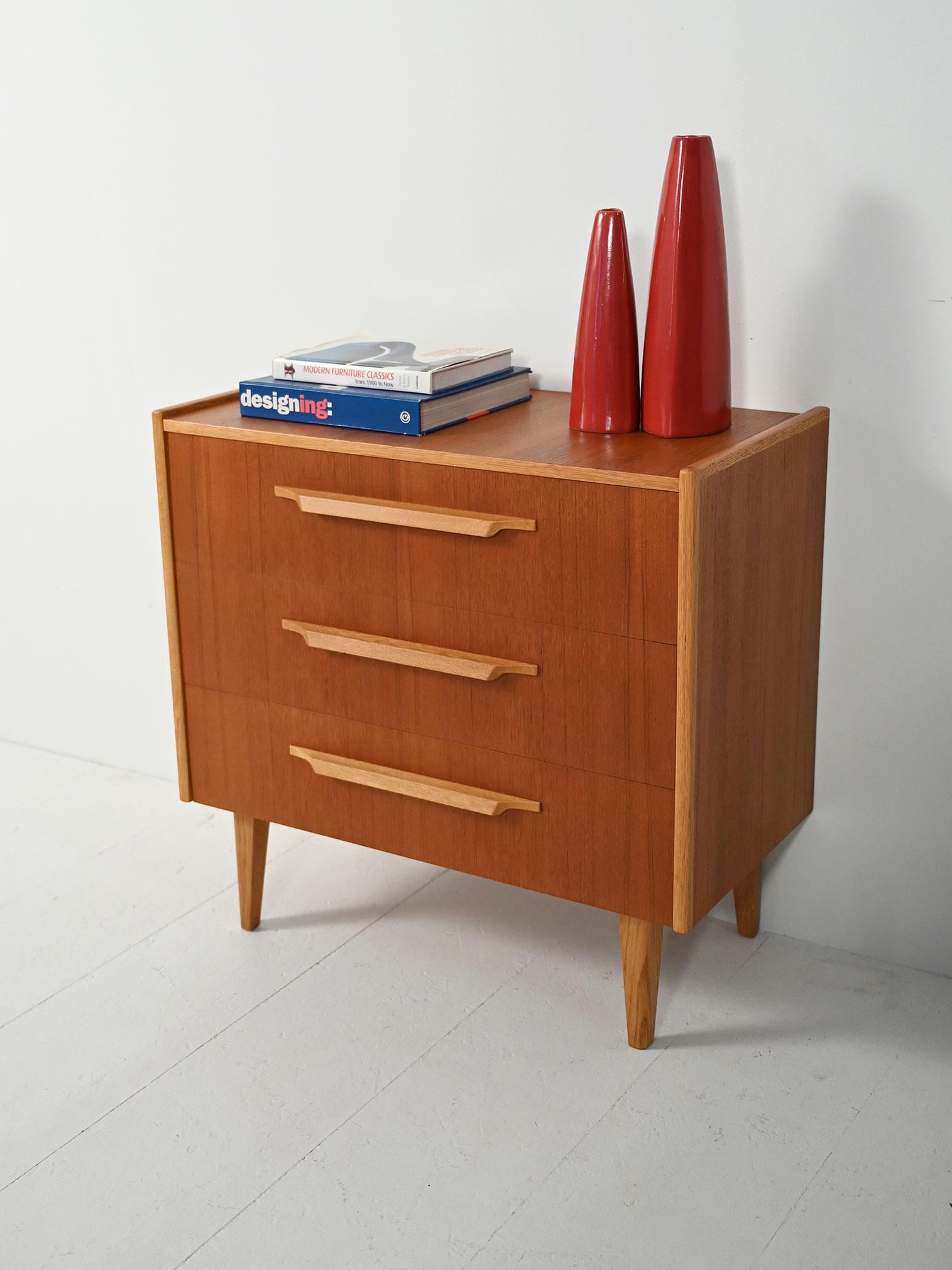 Scandinavian Modern Cassettiera scandinava ’50-60 in teak e rovere For Sale