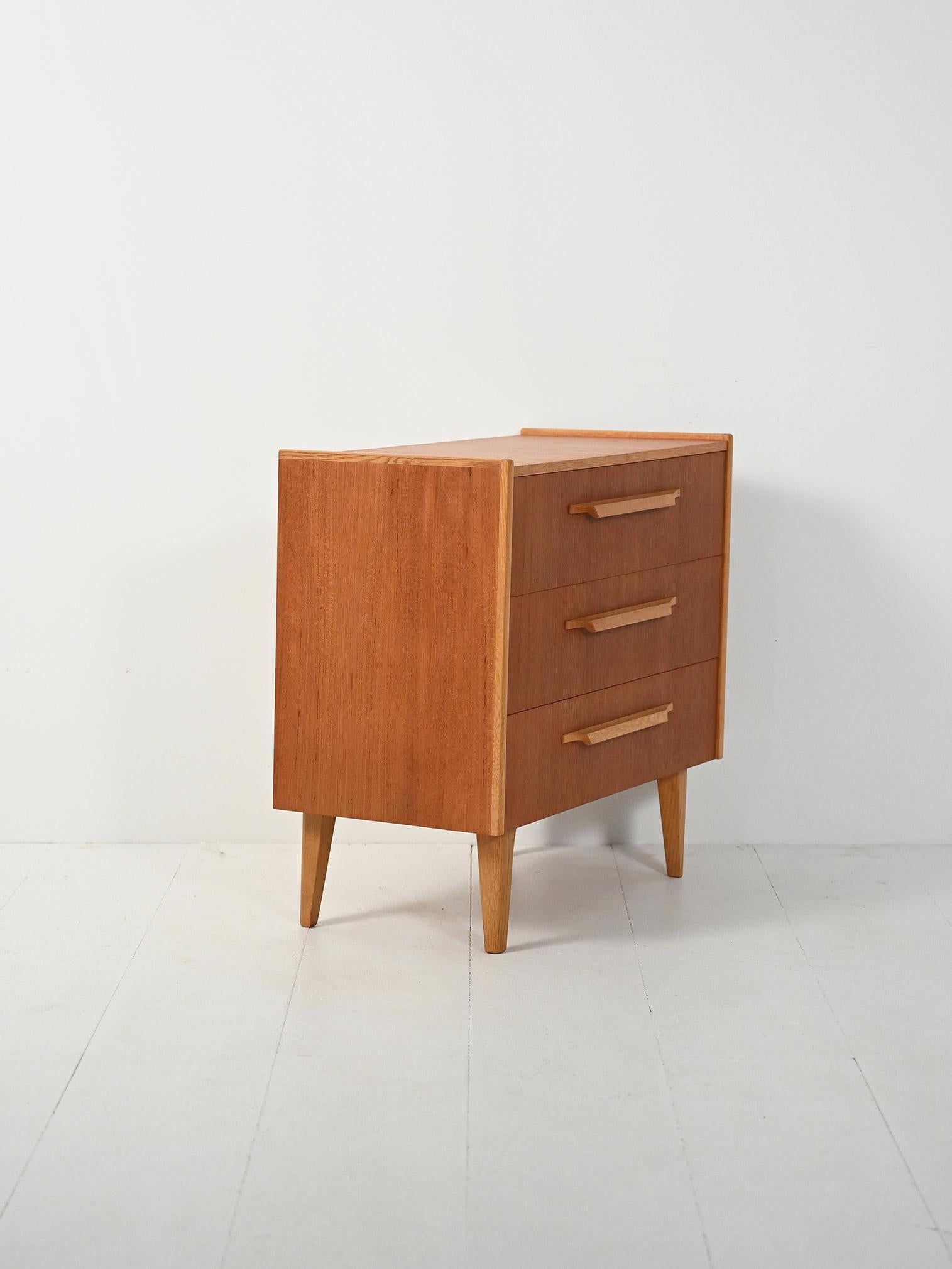 Swedish Cassettiera scandinava ’50-60 in teak e rovere For Sale