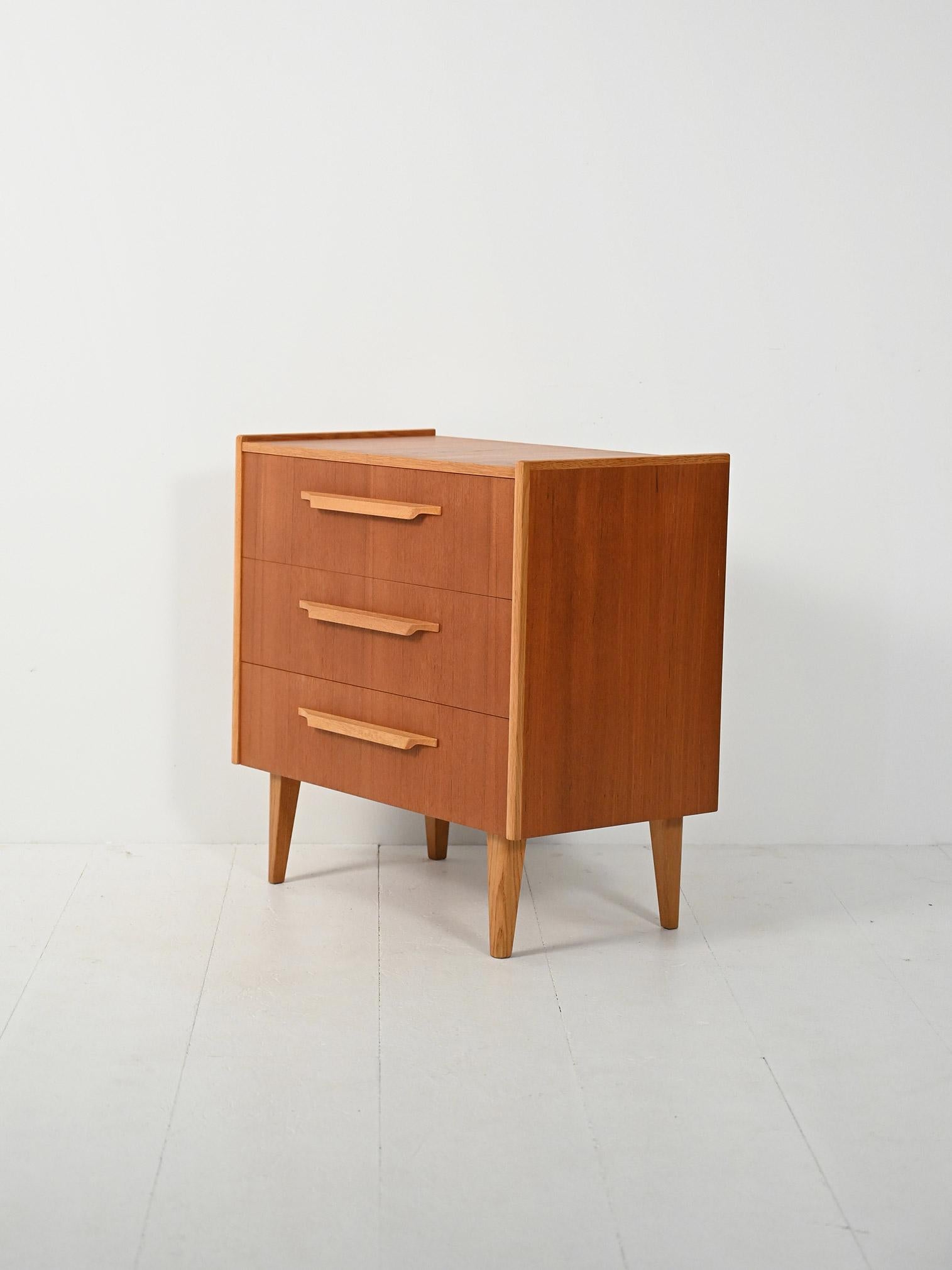 Cassettiera scandinava ’50-60 in teak e rovere In Good Condition For Sale In Brescia, IT