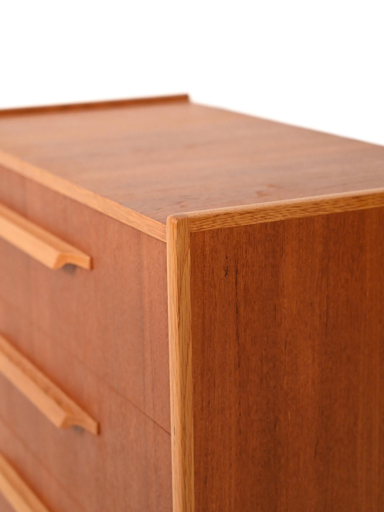 Mid-20th Century Cassettiera scandinava ’50-60 in teak e rovere For Sale