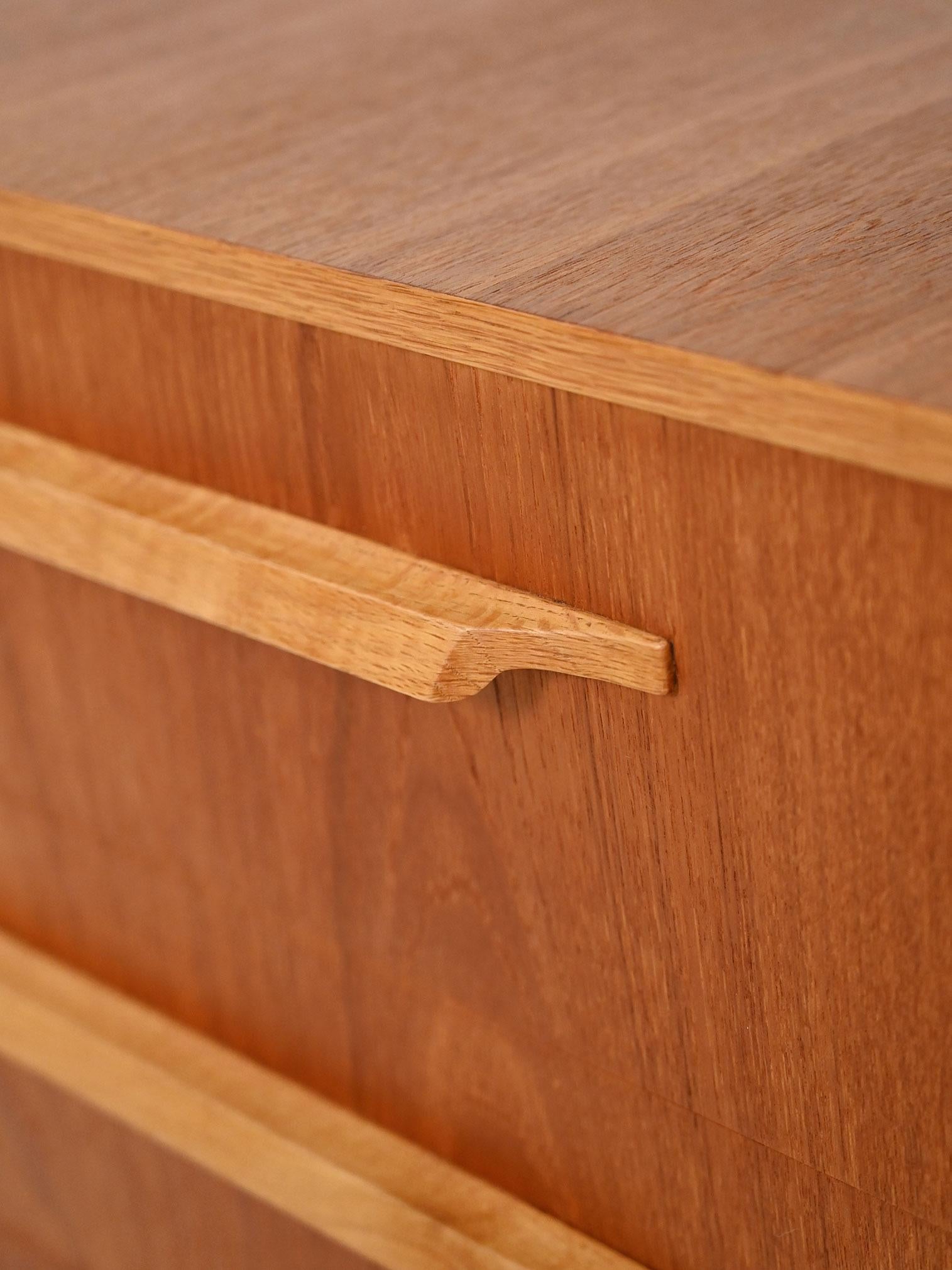 Mid-20th Century Cassettiera scandinava ’50-60 in teak e rovere For Sale