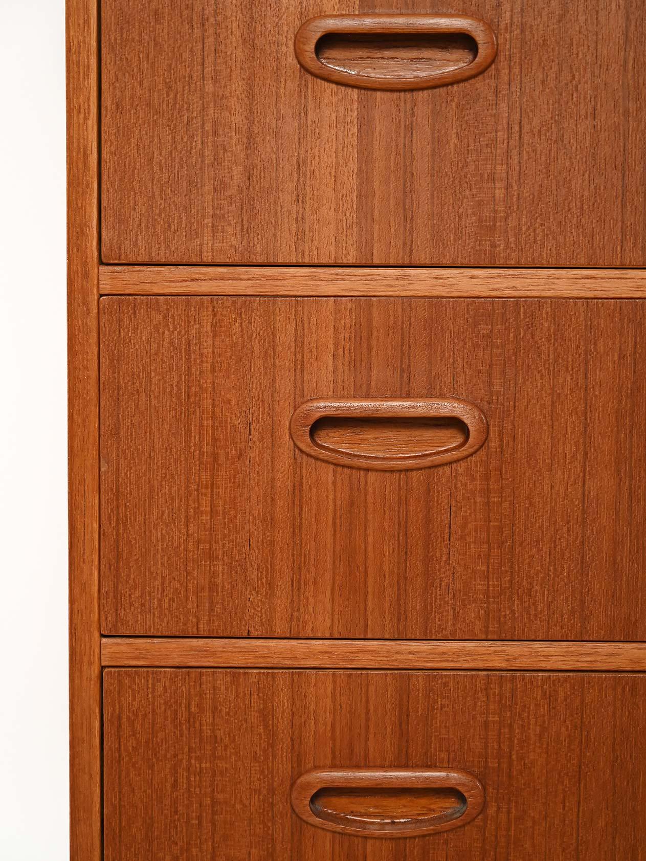 Cassettiera scandinava anni ’50-60 in teak im Zustand „Gut“ im Angebot in Brescia, IT