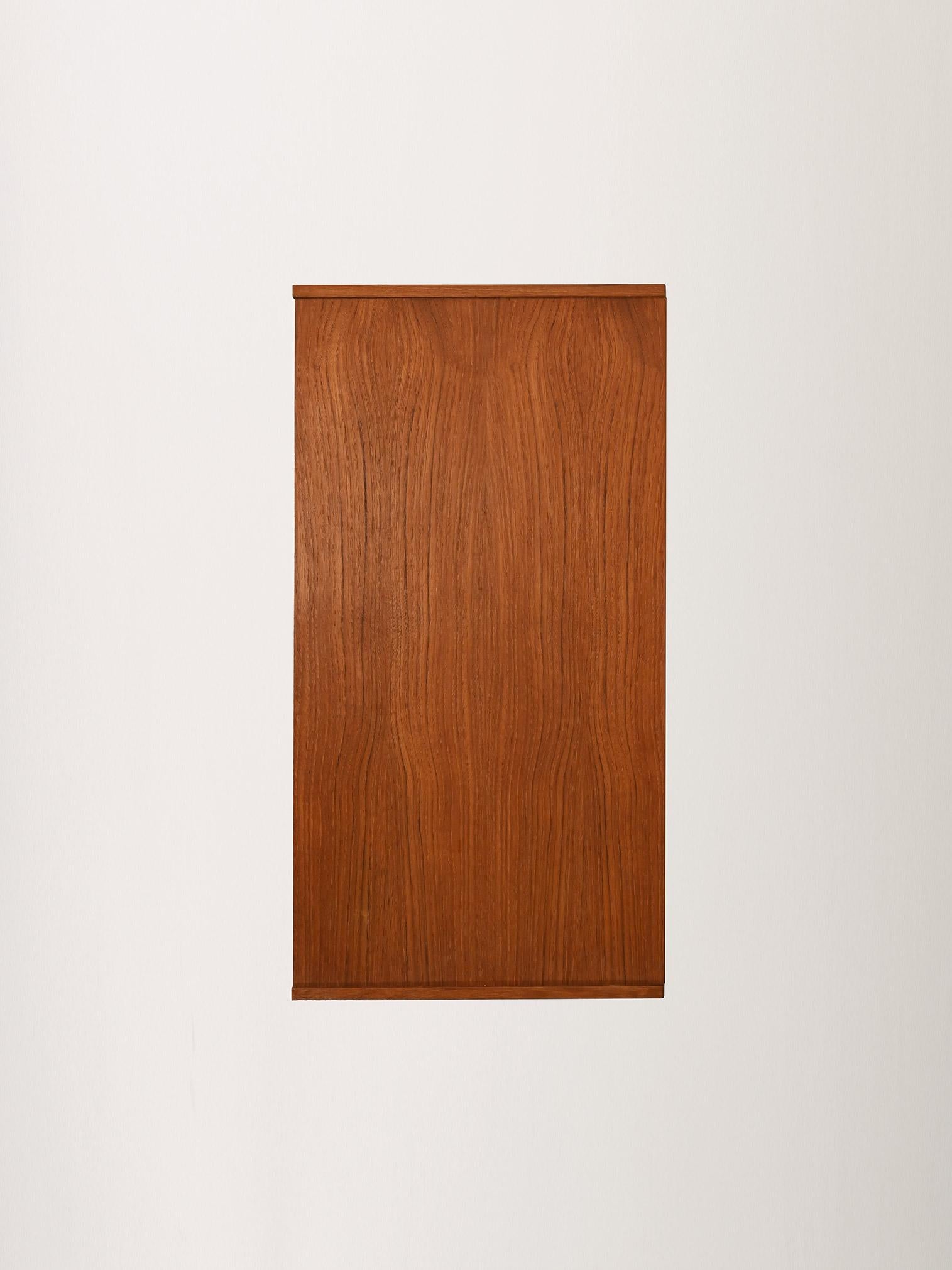 Cassettiera scandinava anni ’50-60 in teak For Sale 1