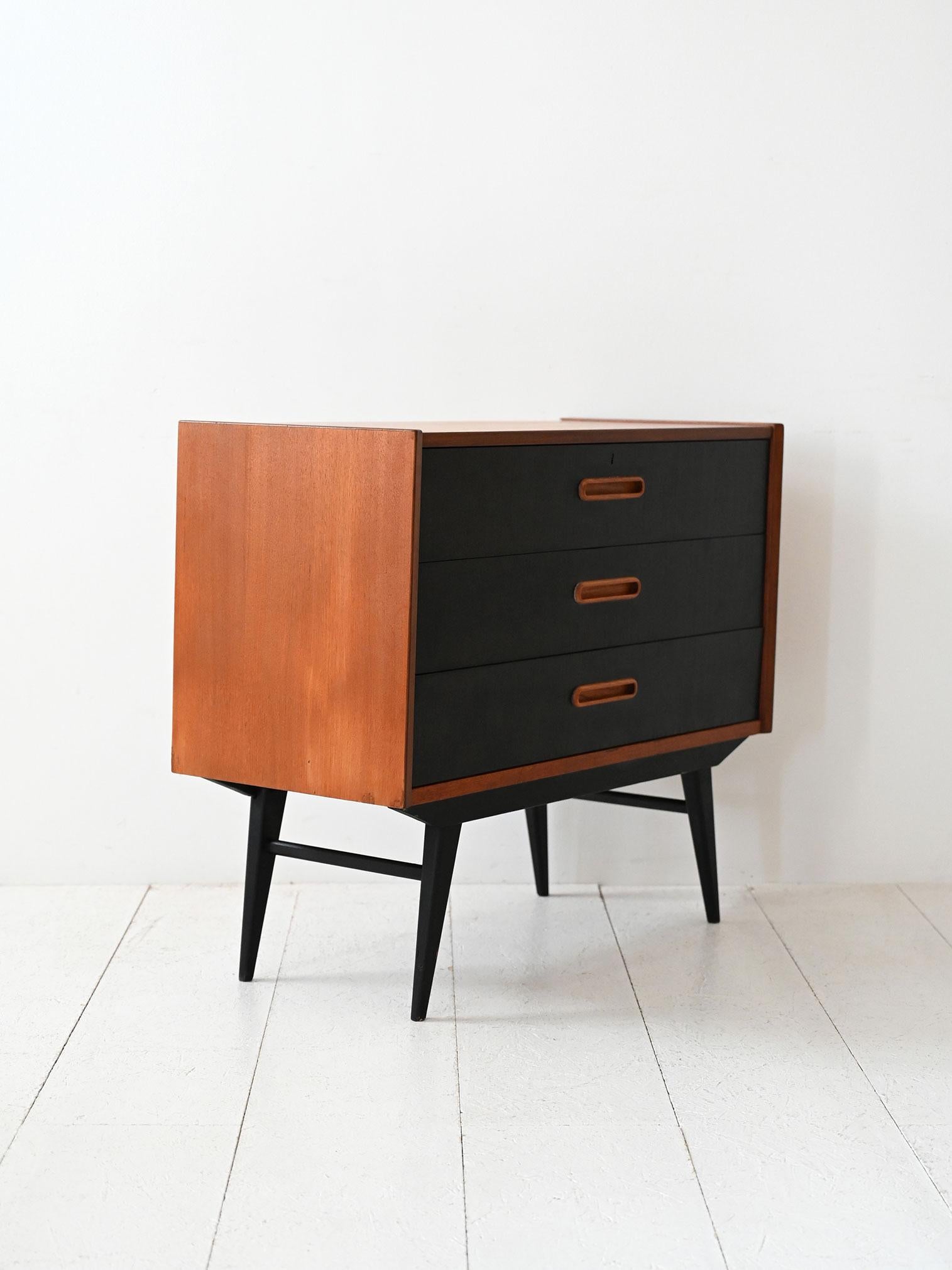 Cassettiera scandinava anni 60 in teak con inserti neri Escandinavo moderno en venta