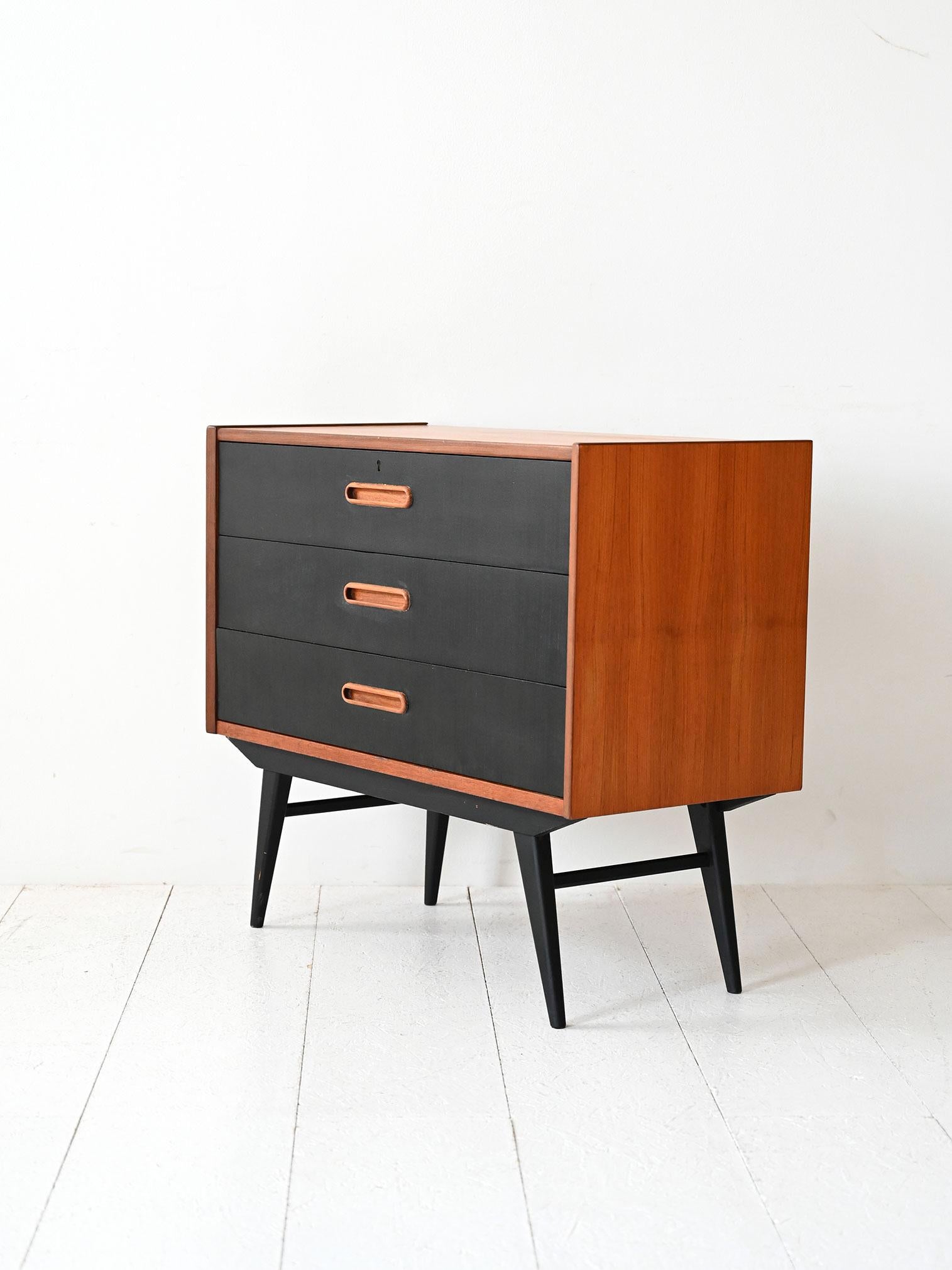 Cassettiera scandinava anni 60 in teak con inserti neri Scandinavian en venta