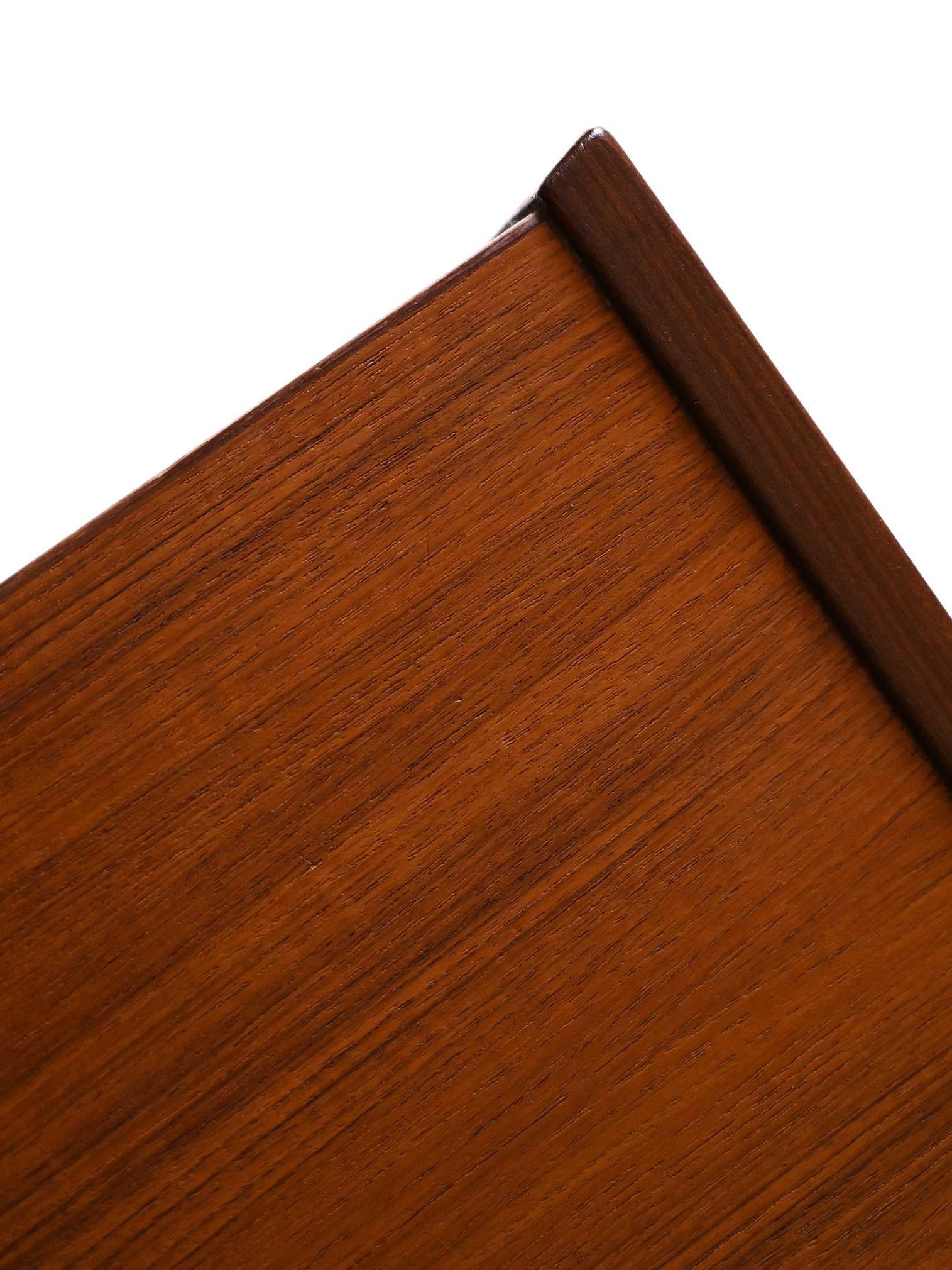 Cassettiera scandinava anni 60 in teak con inserti neri en Bueno estado para la venta en Brescia, IT
