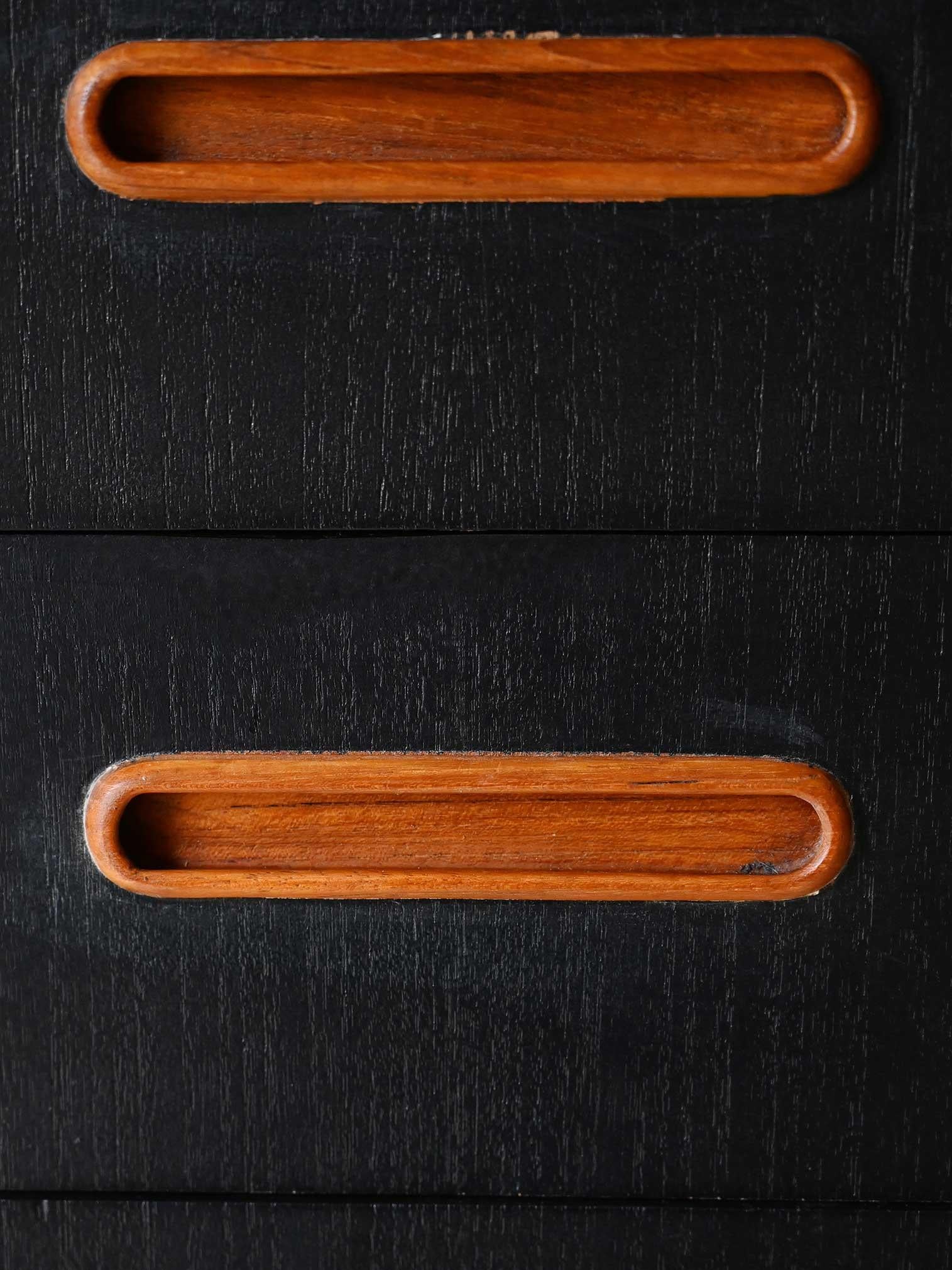 Cassettiera scandinava anni 60 in teak con inserti neri Mid-20th Century en venta