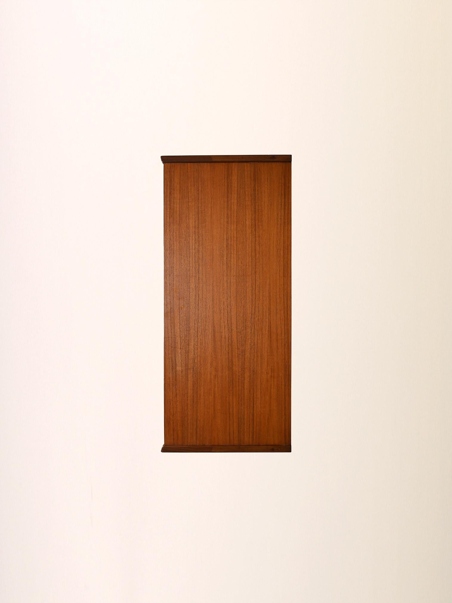 Cassettiera scandinava anni 60 in teak con inserti neri Teca en venta
